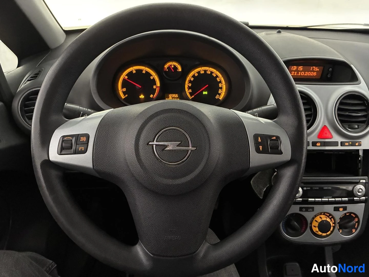 Punainen Opel Corsa 2012, ohjaamo, kuva 9