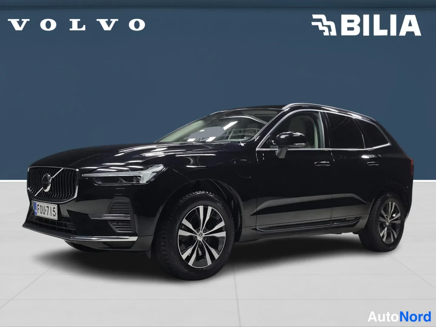 Svart Volvo XC60 2022, snett framifrån, fronten åt vänster, bild 1