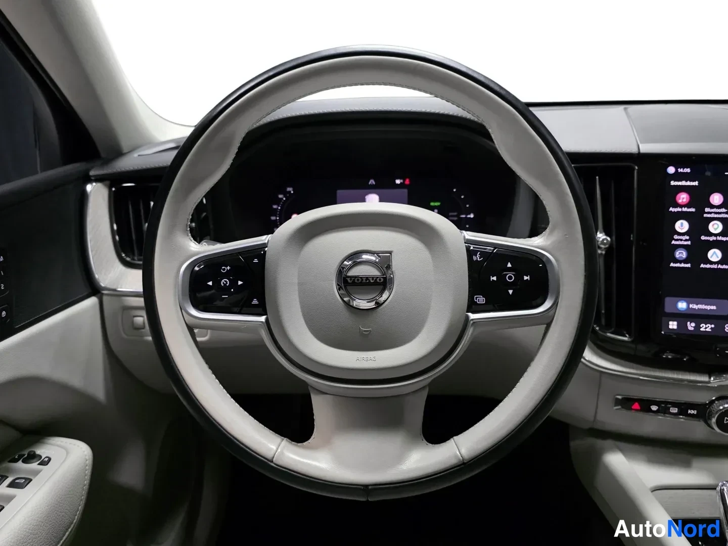 Svart Volvo XC60 2022, förarplats, bild 9