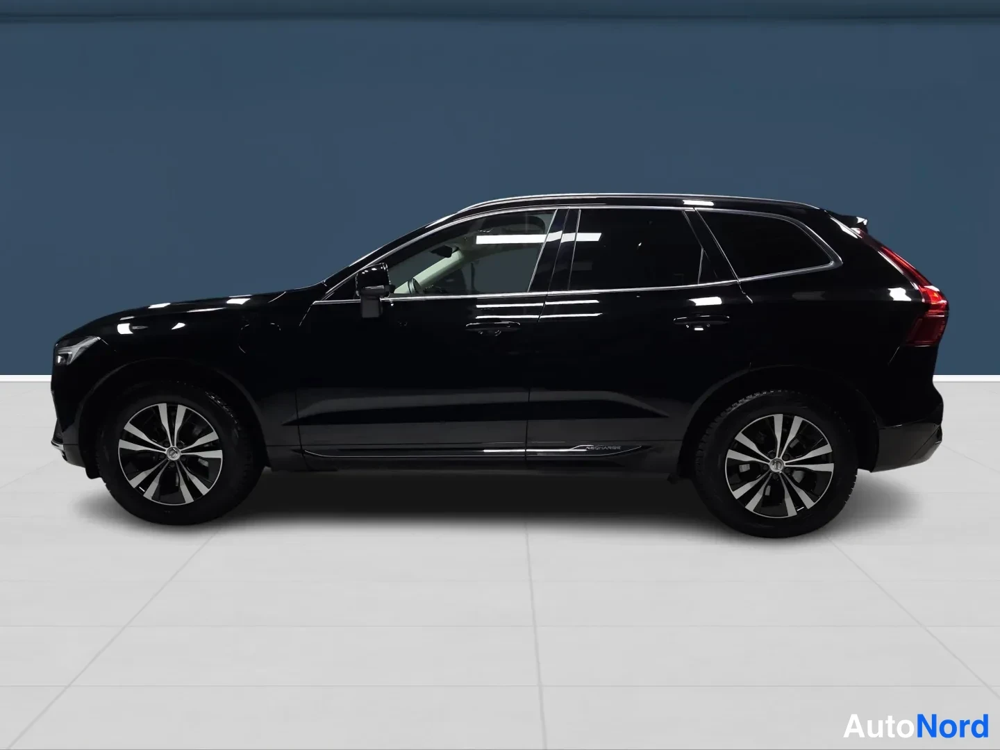 Svart Volvo XC60 2022, från sidan, bild 4