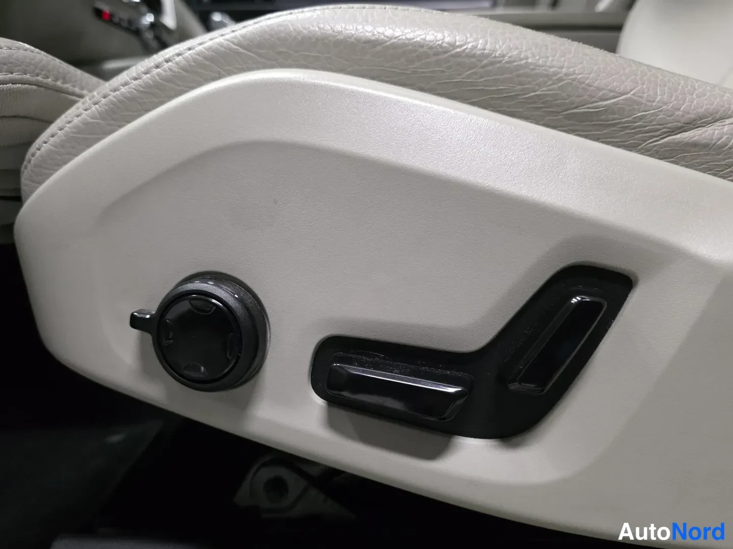 Svart Volvo XC60 2022, detalj, bild 21