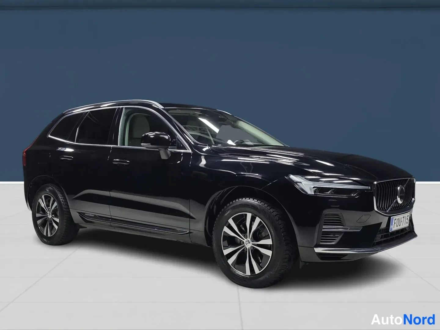 Svart Volvo XC60 2022, snett framifrån, fronten åt höger, bild 2