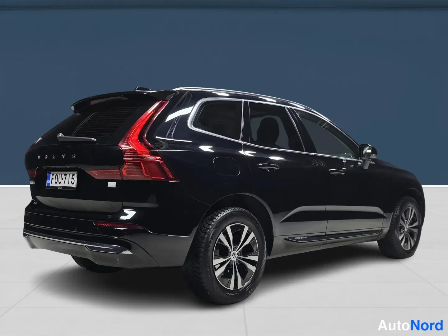 Svart Volvo XC60 2022, snett bakifrån, bild 5