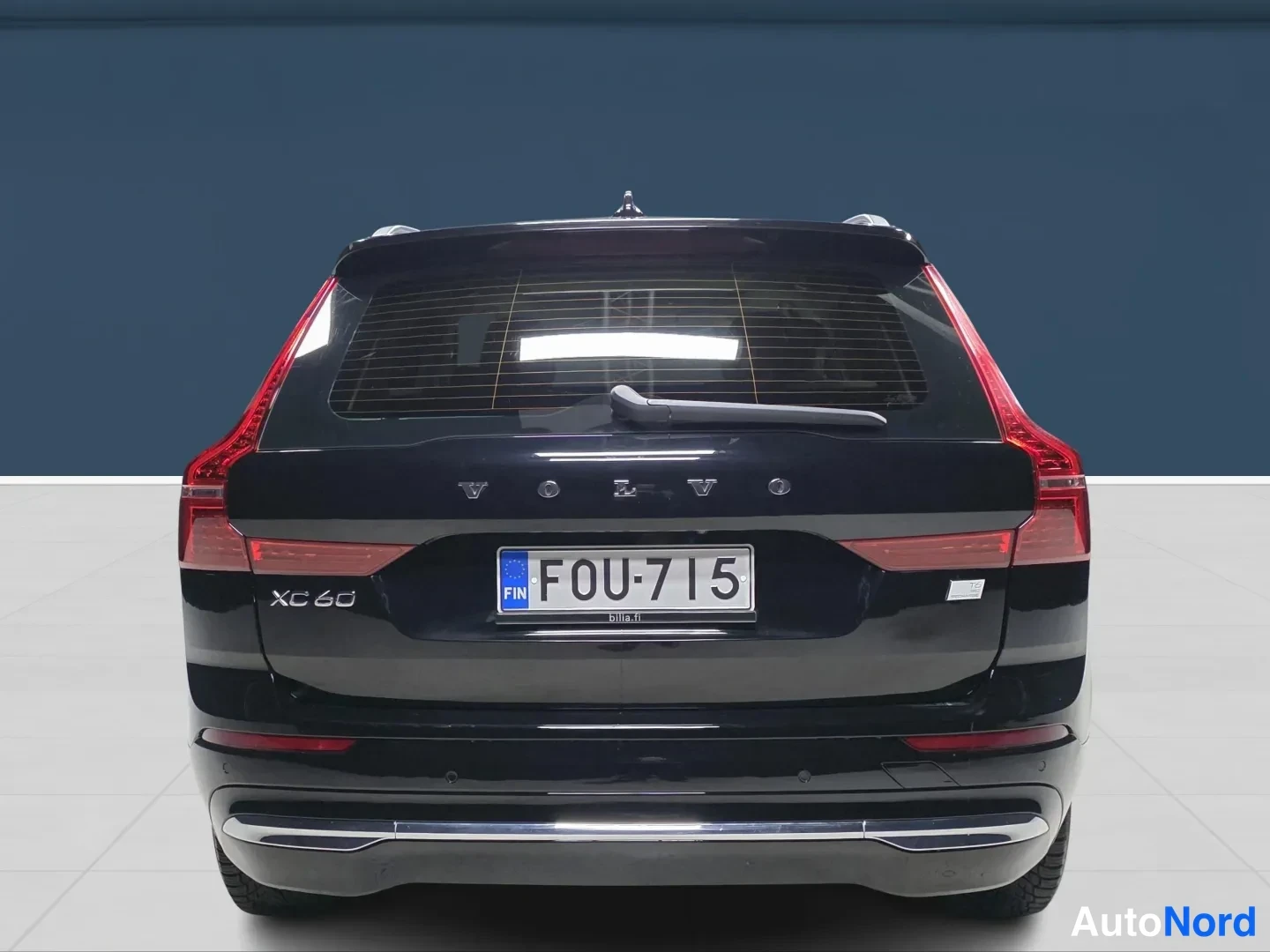 Svart Volvo XC60 2022, bakifrån, bild 7
