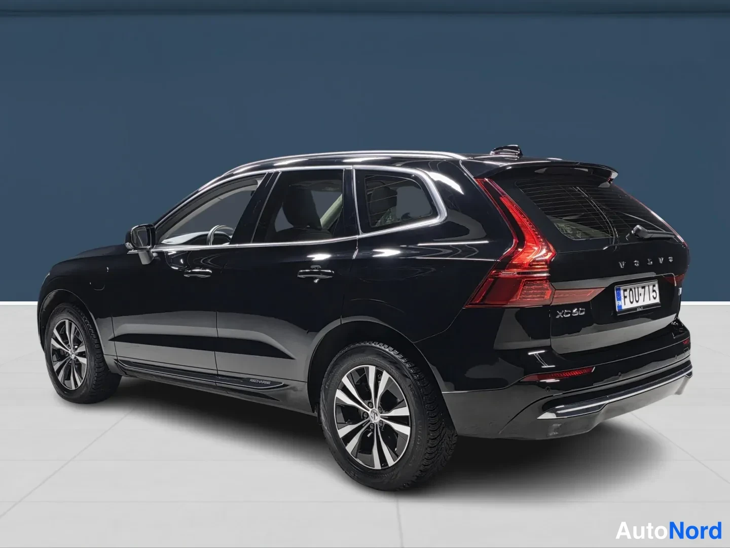 Svart Volvo XC60 2022, snett bakifrån, bild 6