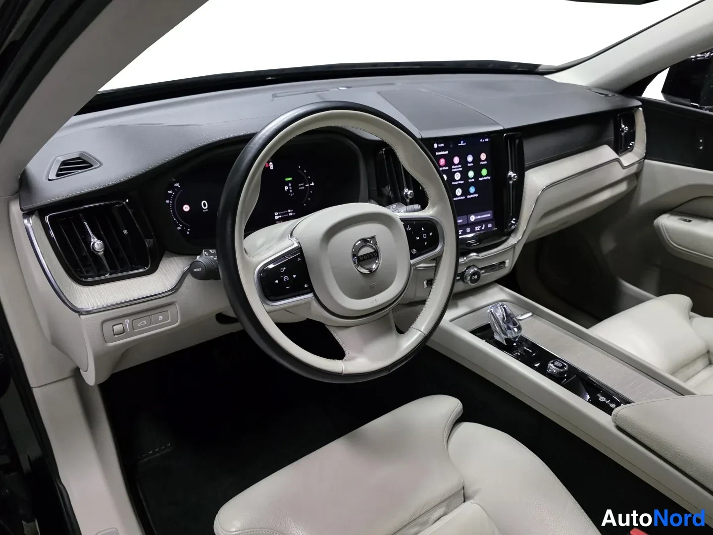 Svart Volvo XC60 2022, förarplats, bild 8