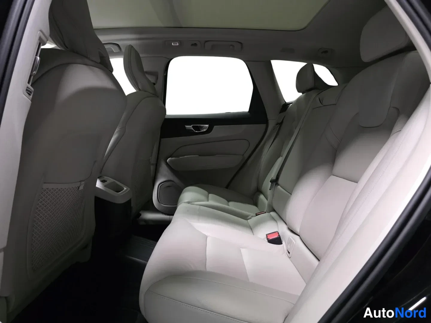 Svart Volvo XC60 2022, baksäten, bild 13