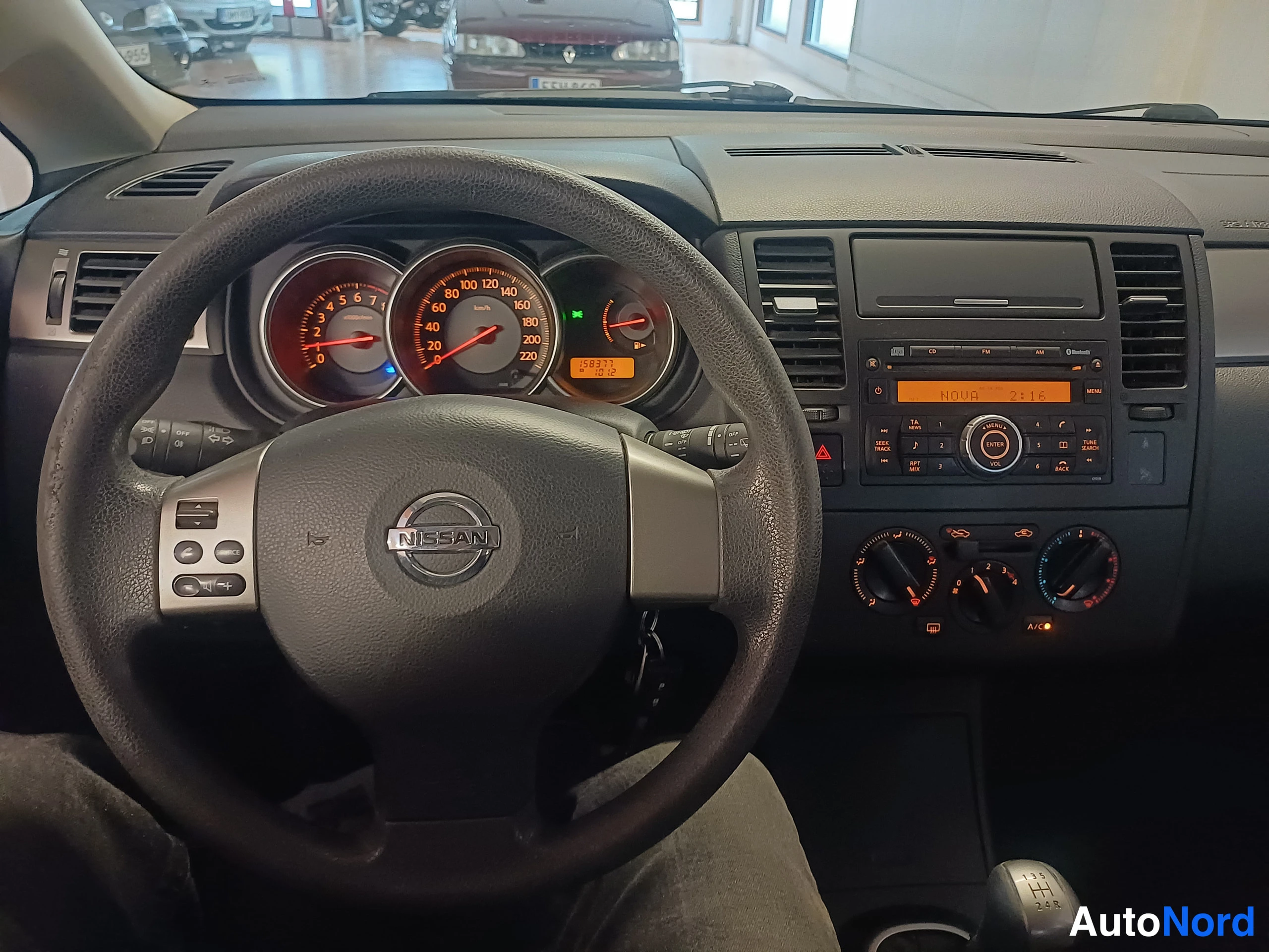 Vihreä Nissan Tiida 2008, ohjaamo, kuva 3
