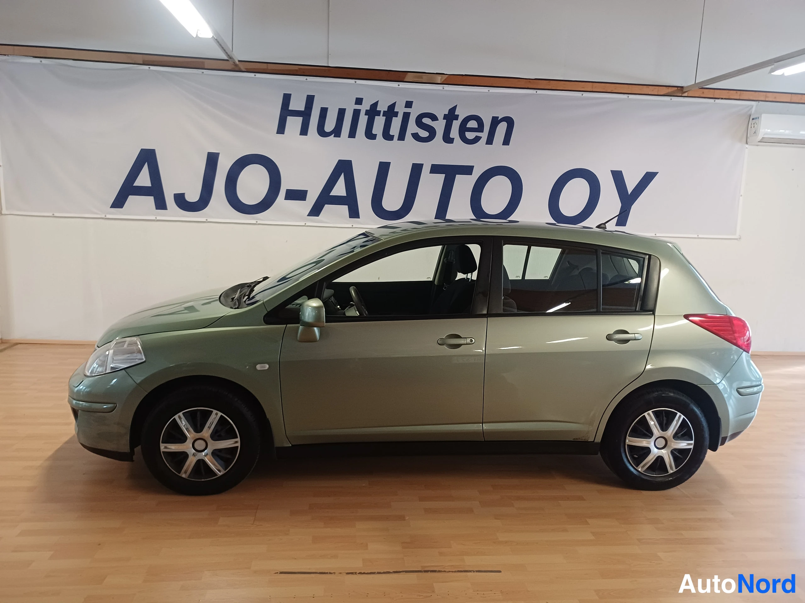 Vihreä Nissan Tiida 2008, takaviisto, kuva 2
