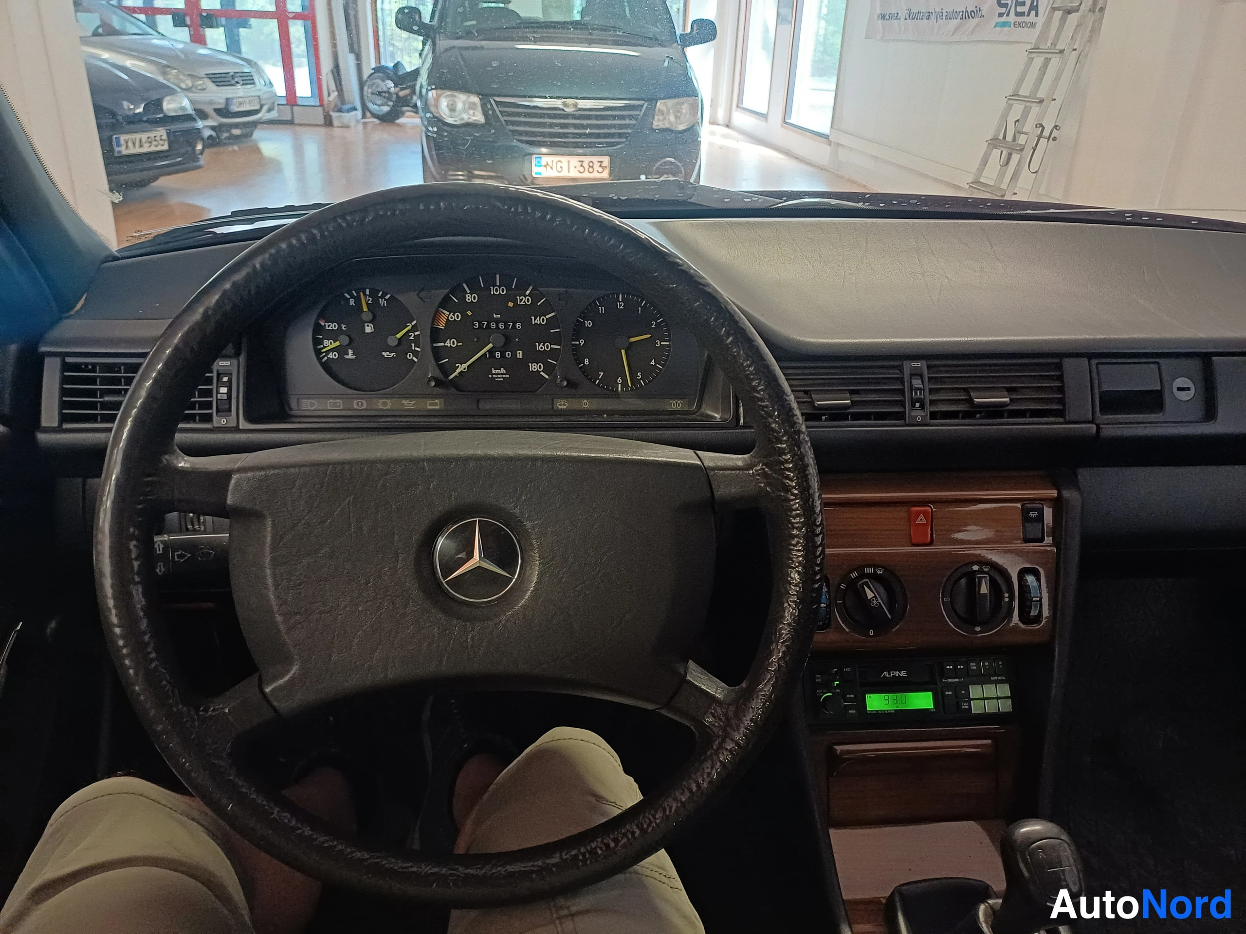 Punainen Mercedes-Benz 200 D 1988, ohjaamo, kuva 4