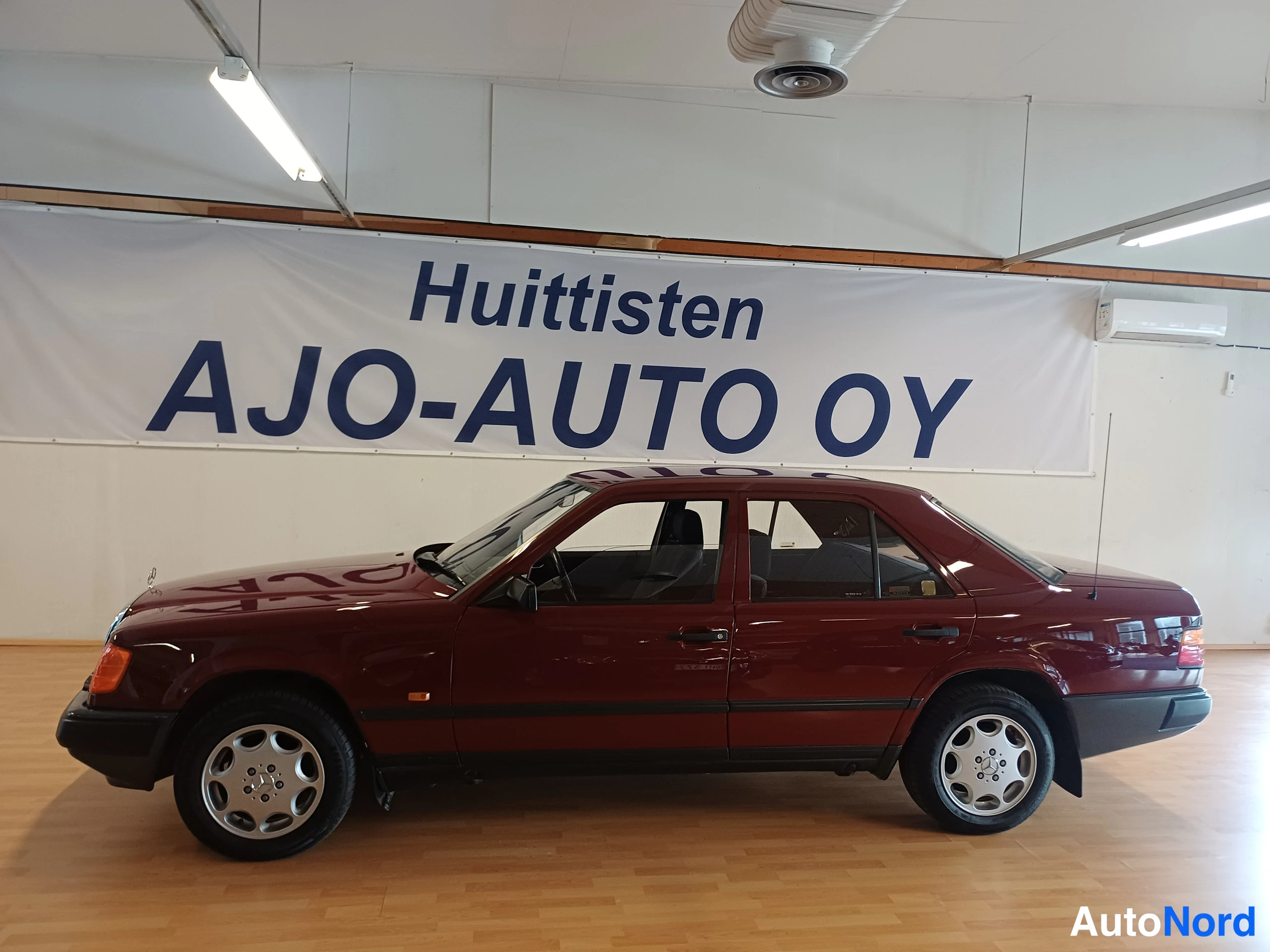 Punainen Mercedes-Benz 200 D 1988, sivulta, kuva 2
