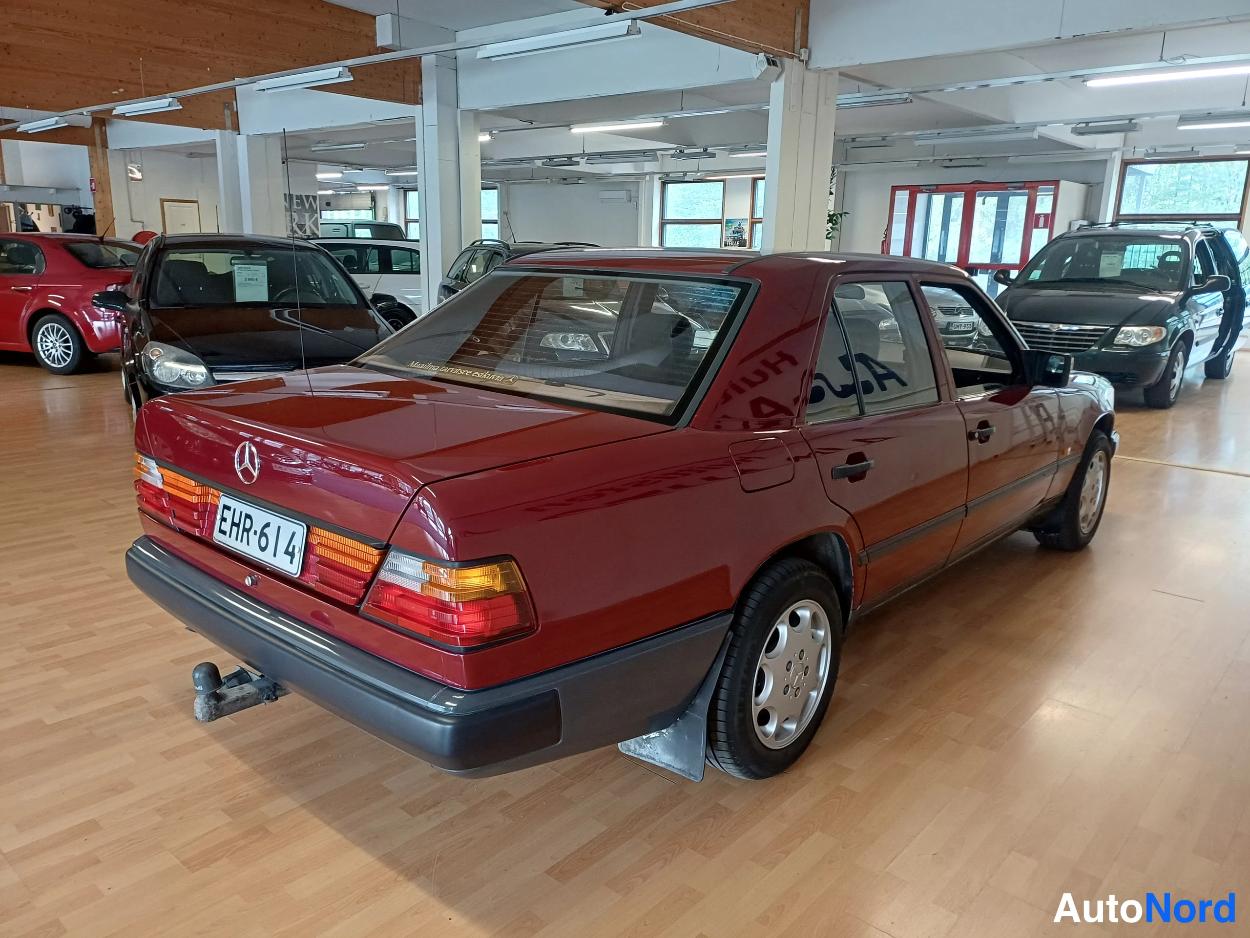 Punainen Mercedes-Benz 200 D 1988, takaviisto, kuva 3