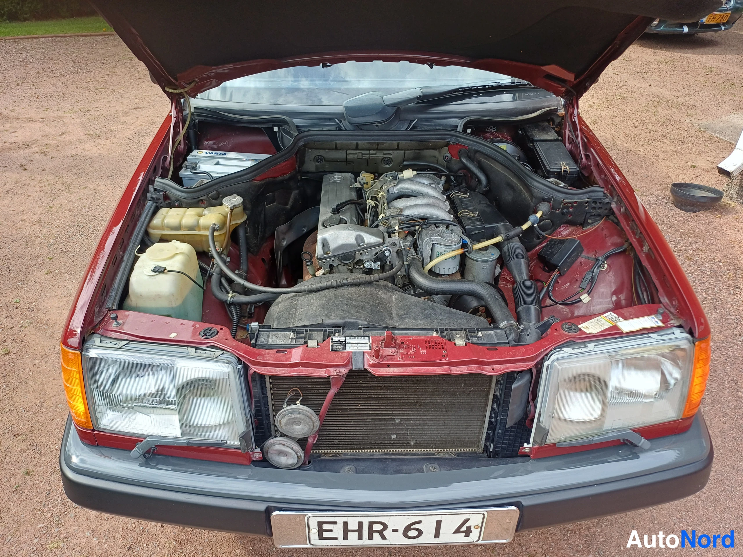 Punainen Mercedes-Benz 200 D 1988, moottoritila, kuva 7