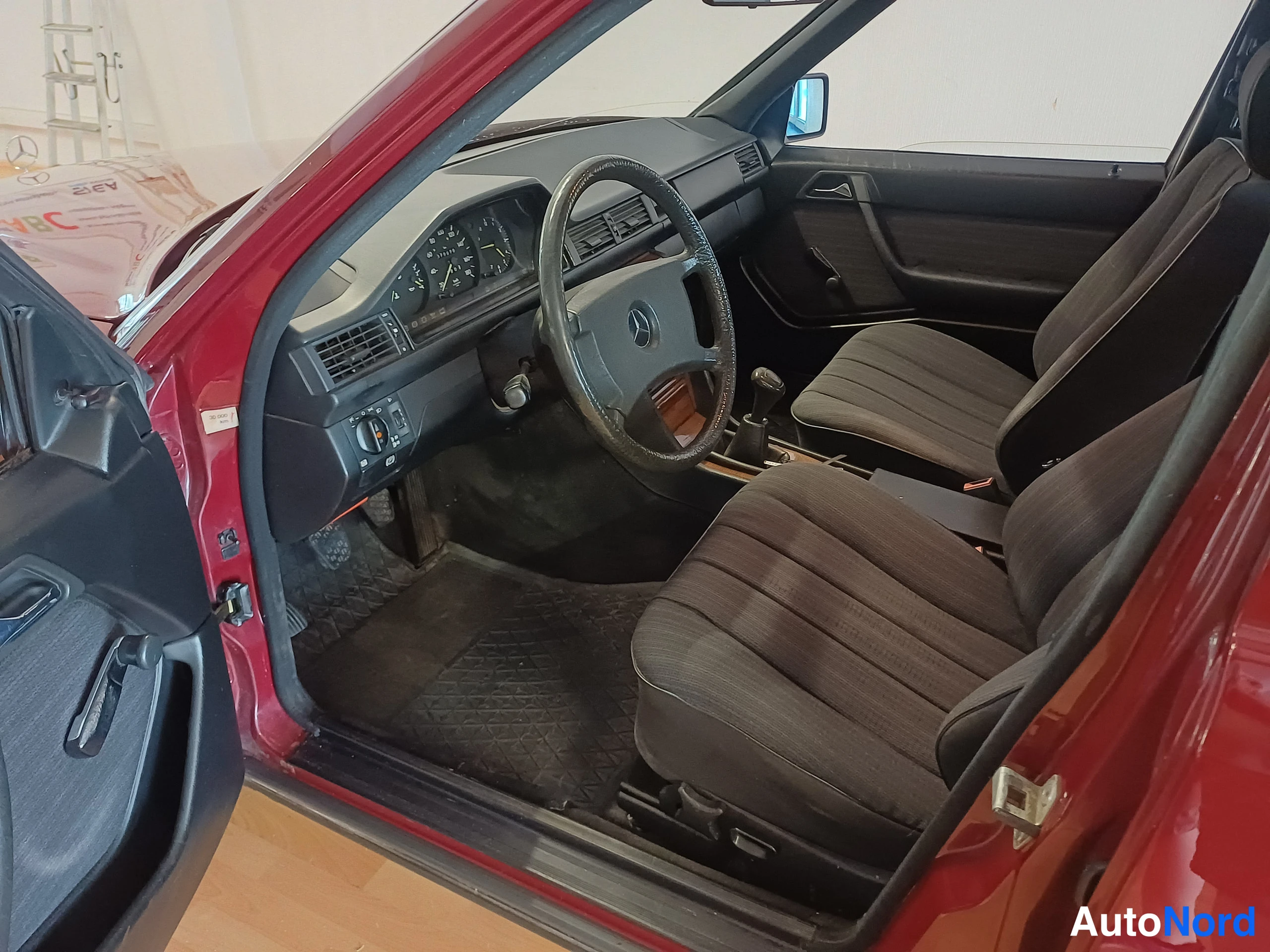 Punainen Mercedes-Benz 200 D 1988, ohjaamo, kuva 5