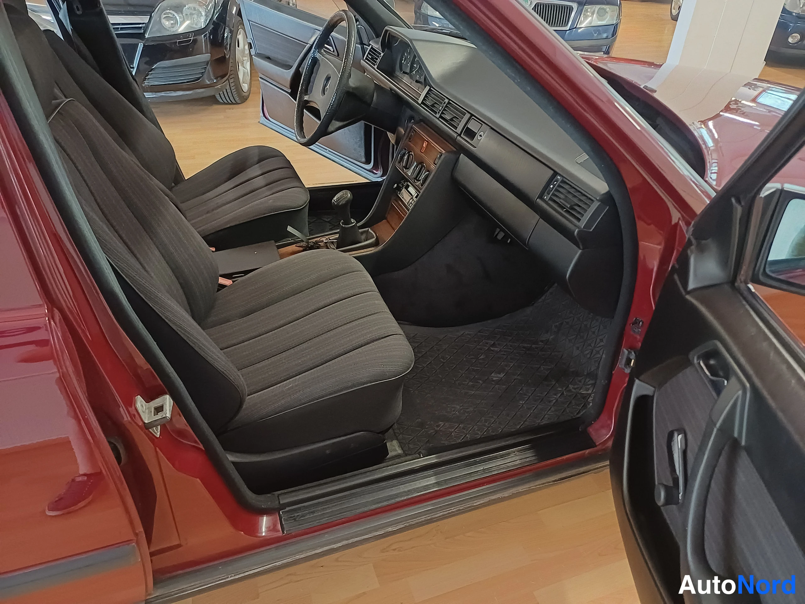 Punainen Mercedes-Benz 200 D 1988, ohjaamo, kuva 6