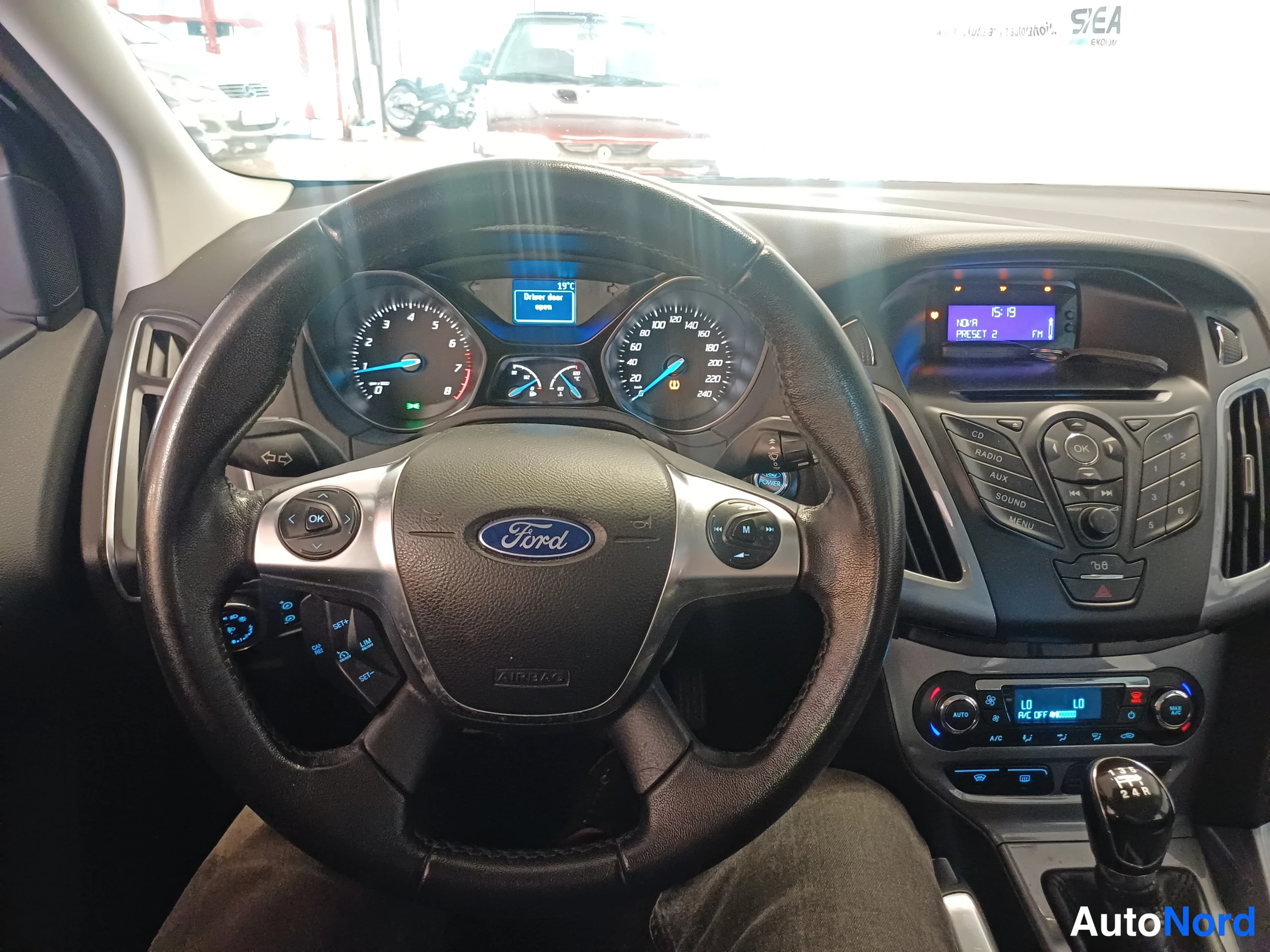 Harmaa Ford Focus 2013, ohjaamo, kuva 4