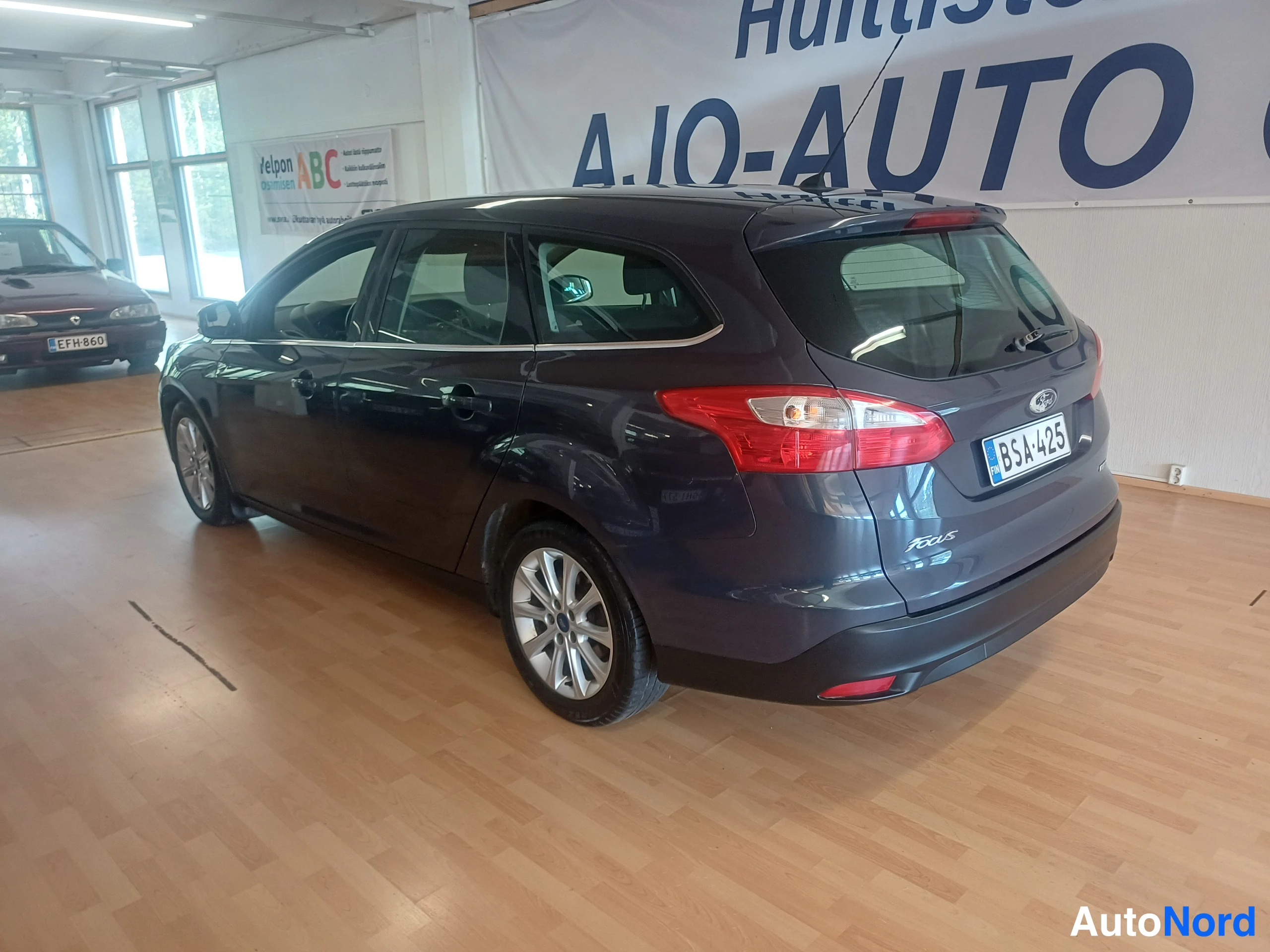 Harmaa Ford Focus 2013, takaviisto, kuva 2