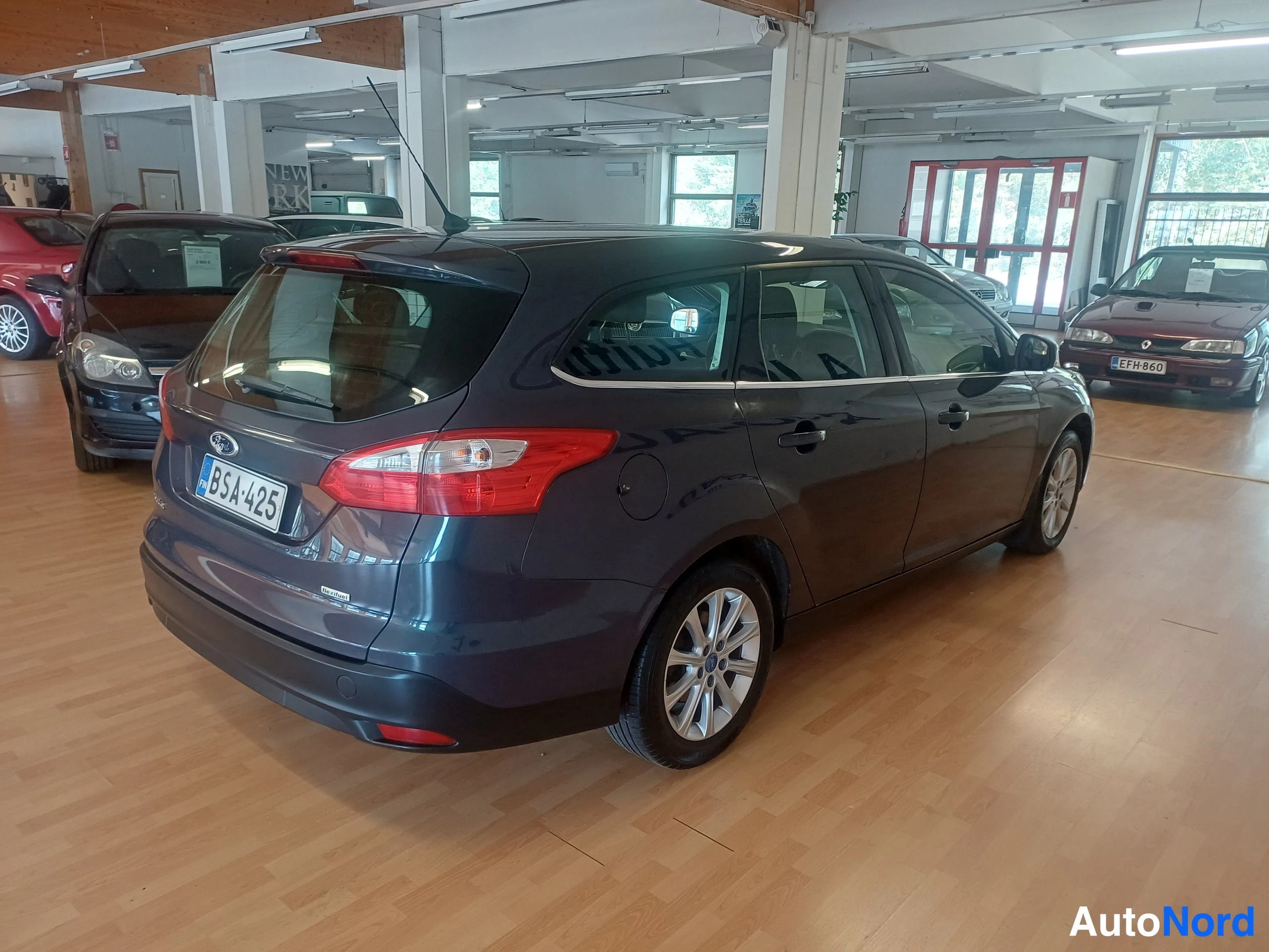 Harmaa Ford Focus 2013, takaviisto, kuva 3