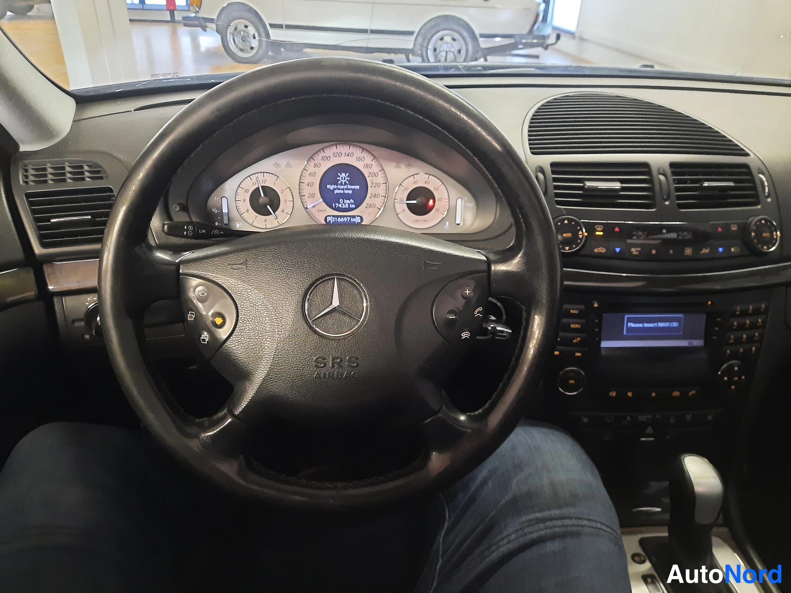 Harmaa Mercedes-Benz E 320 2003, ohjaamo, kuva 4