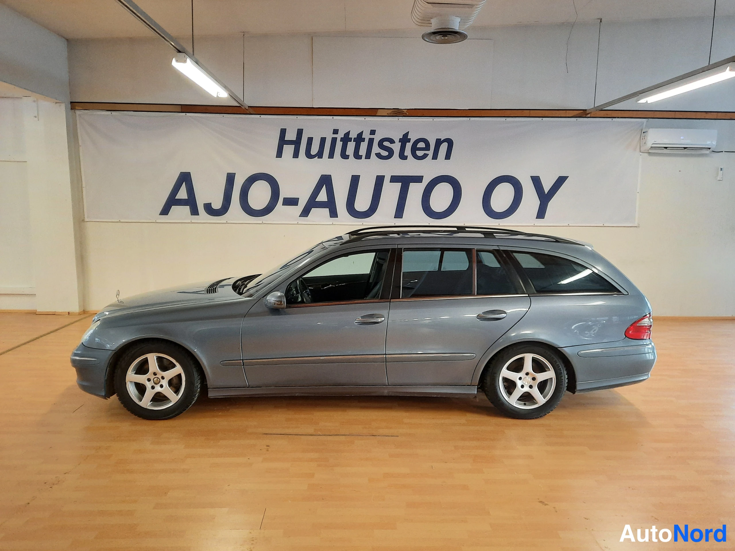 Harmaa Mercedes-Benz E 320 2003, sivulta, kuva 2