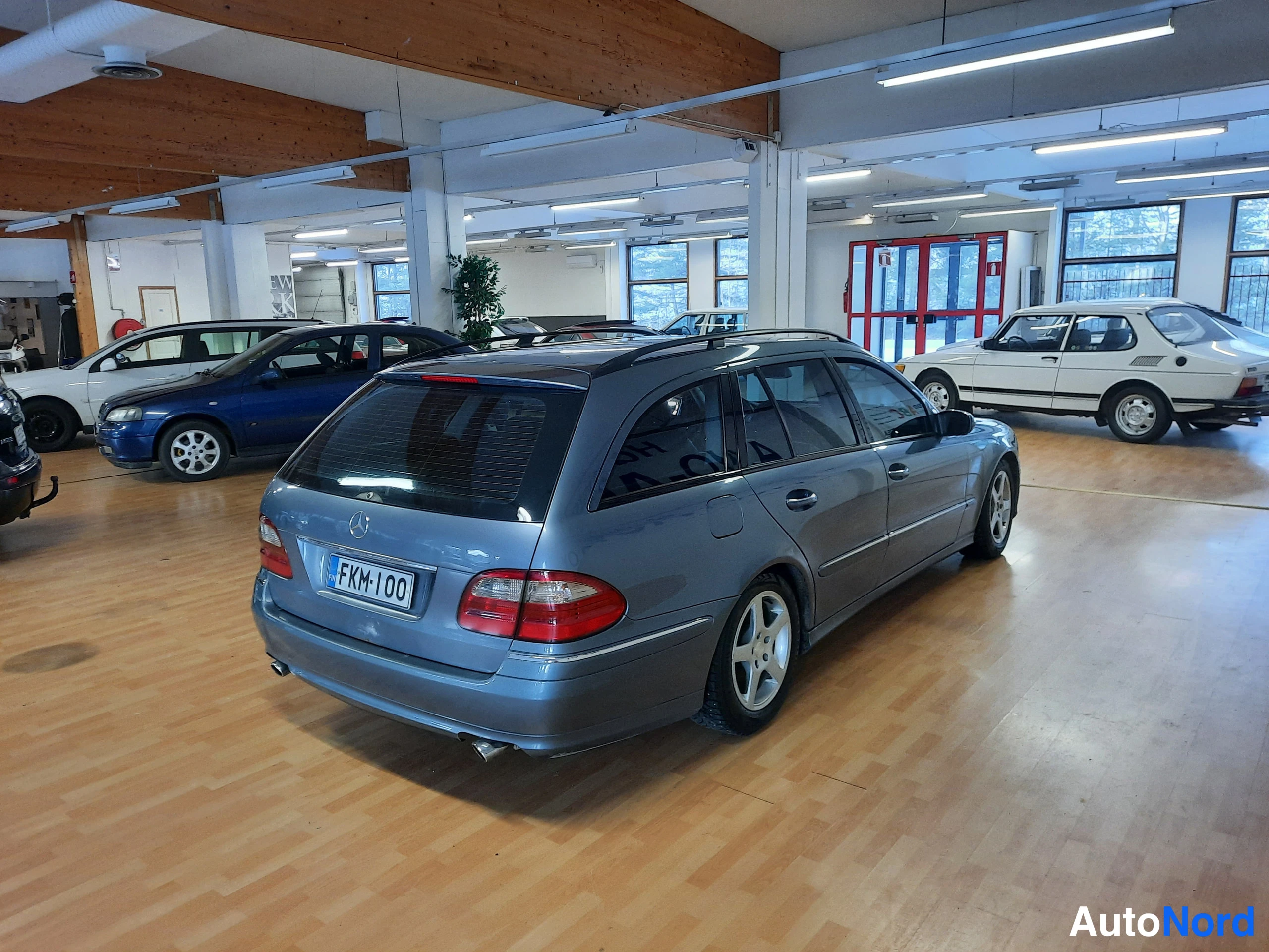 Harmaa Mercedes-Benz E 320 2003, takaviisto, kuva 3