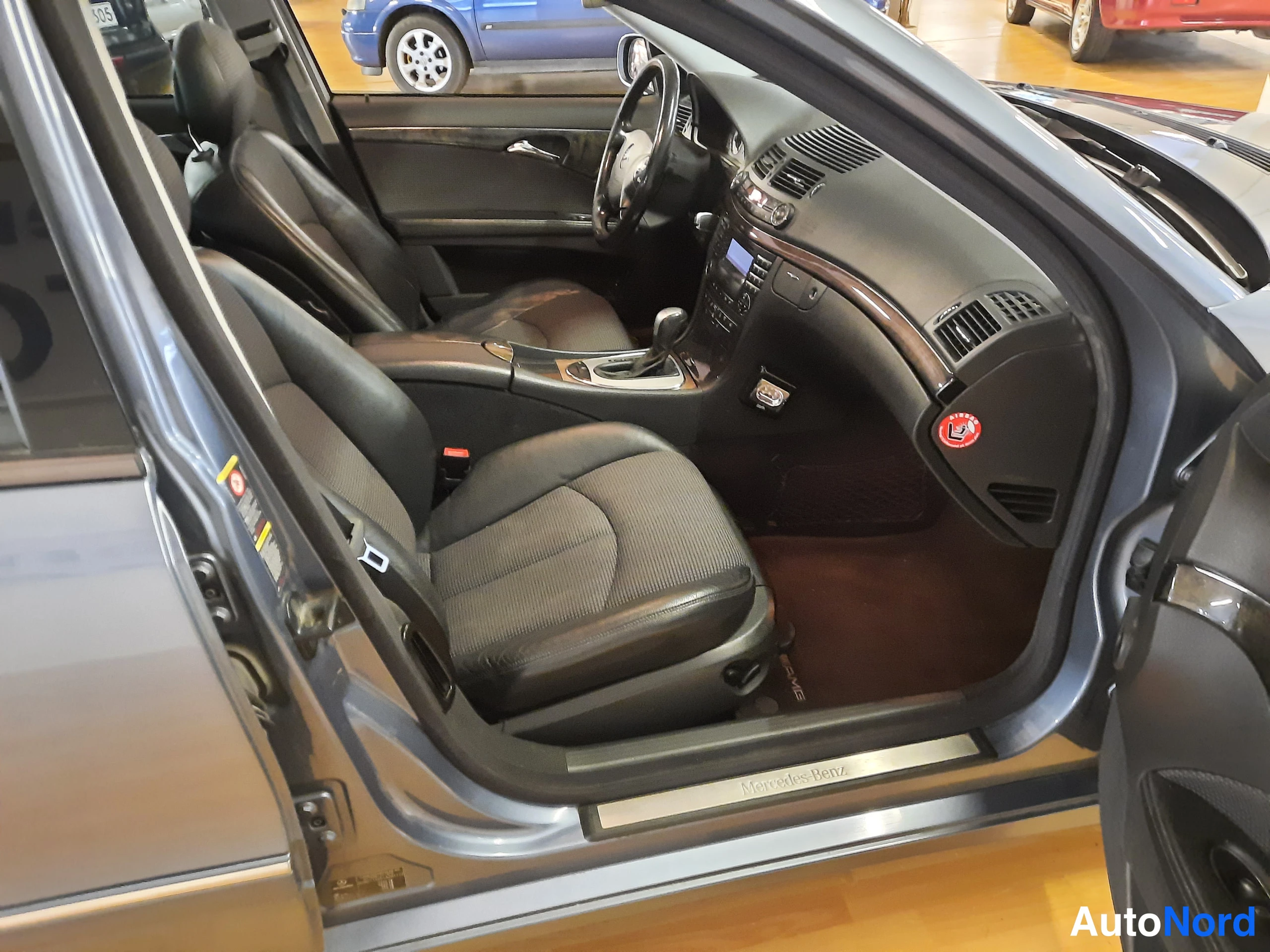 Harmaa Mercedes-Benz E 320 2003, etuistuimet, kuva 5