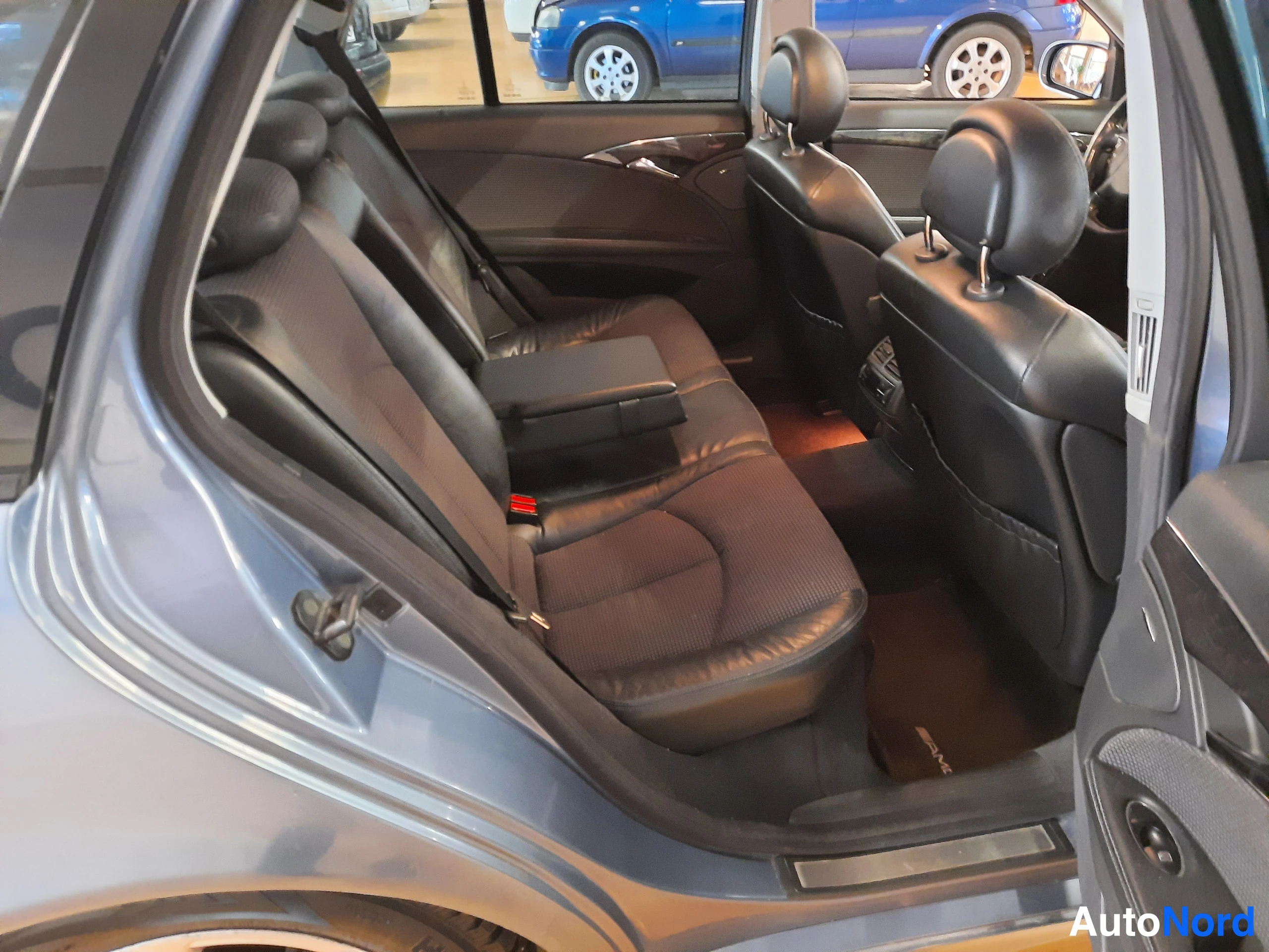 Harmaa Mercedes-Benz E 320 2003, takaistuimet, kuva 6
