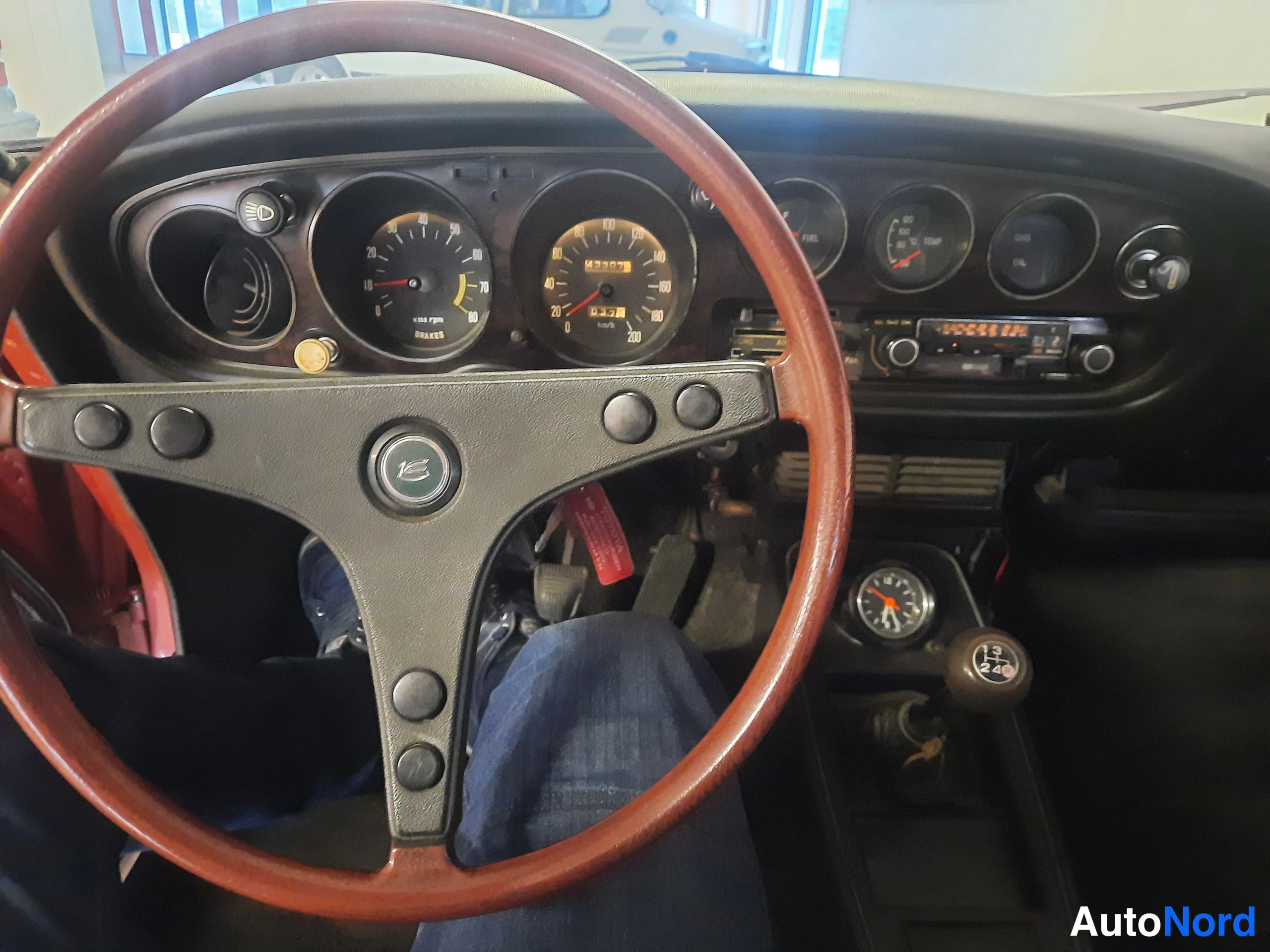 Punainen Toyota Celica 1974, ohjaamo, kuva 5