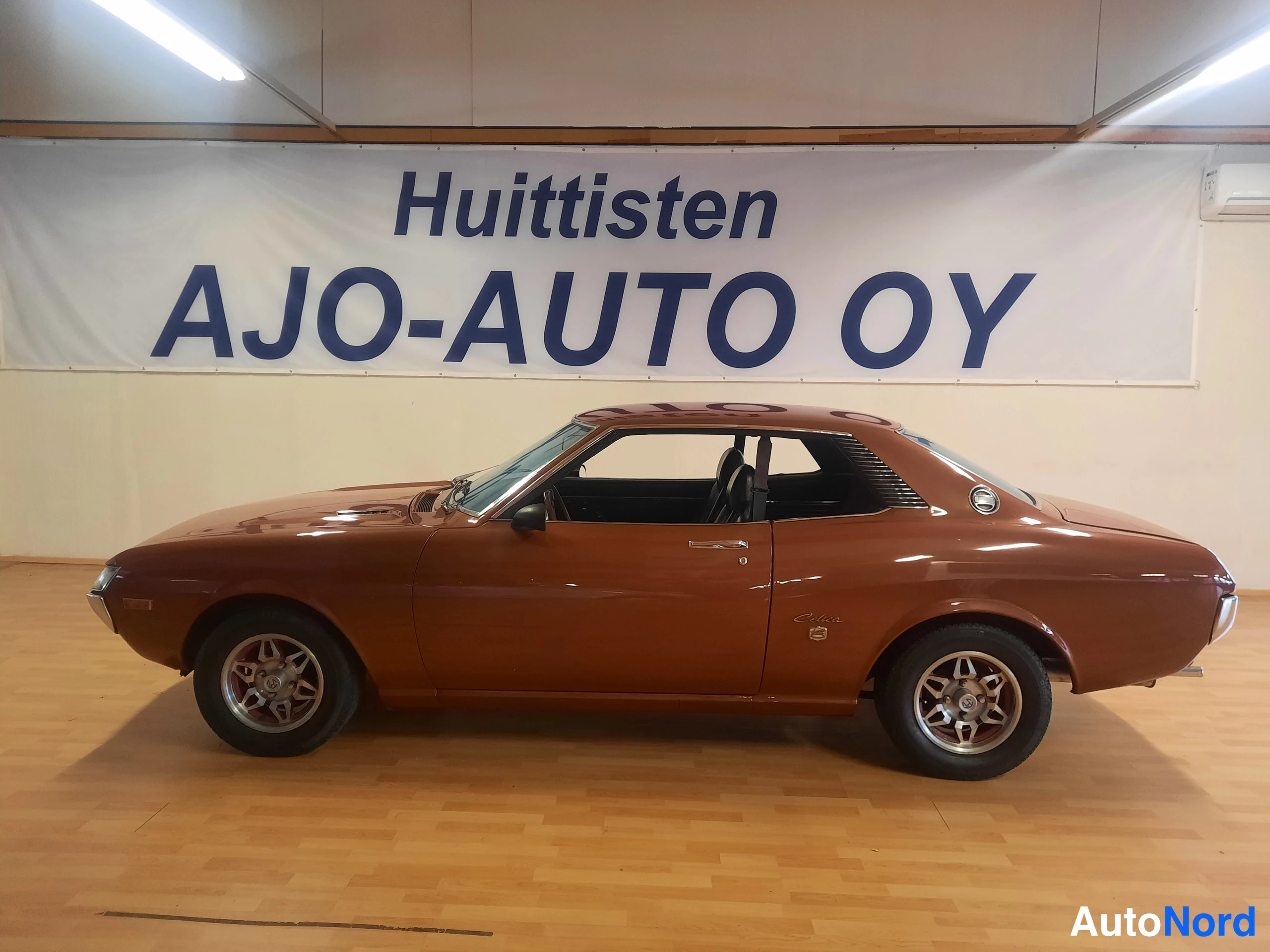 Punainen Toyota Celica 1974, sivulta, kuva 2