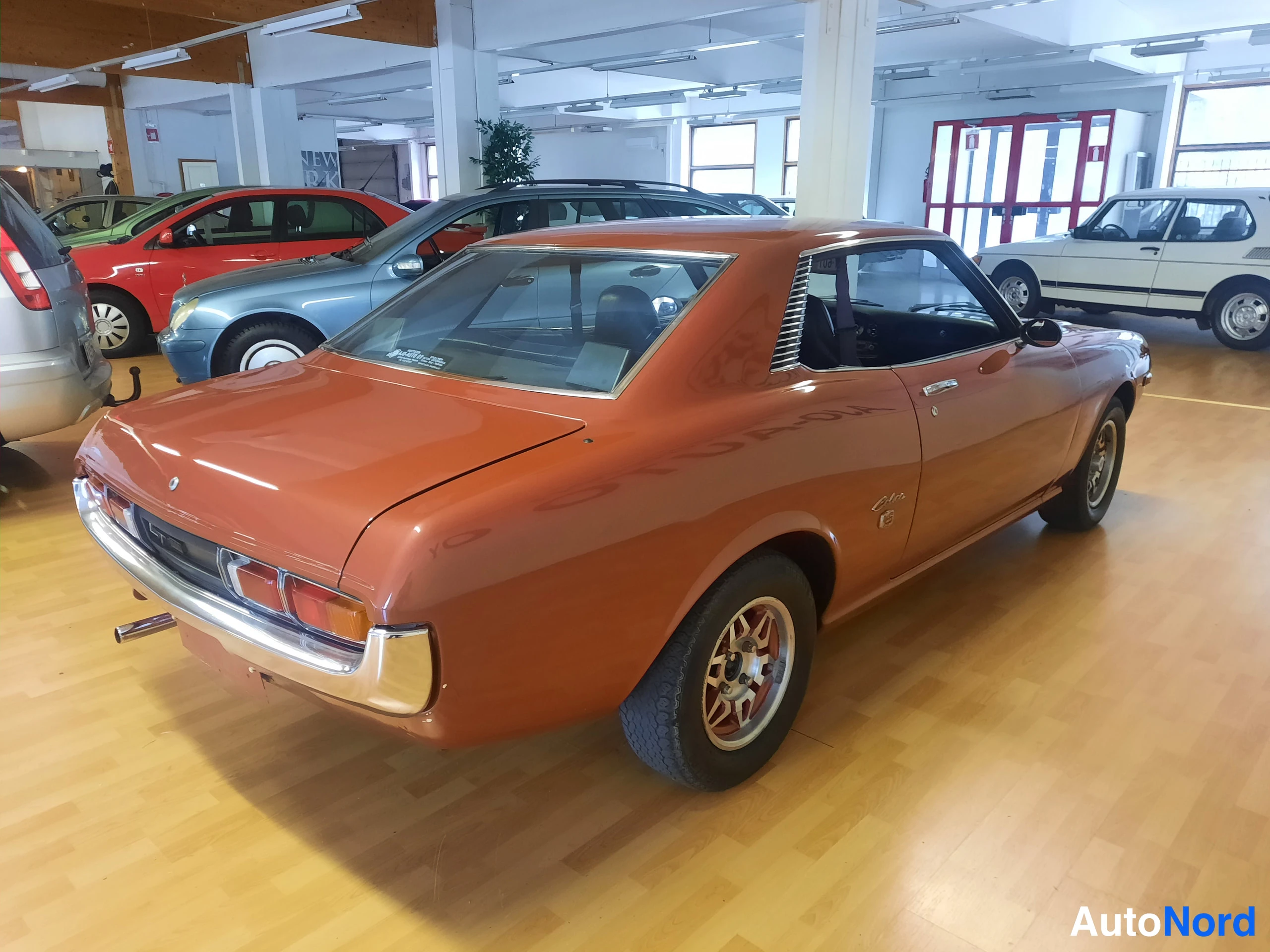Punainen Toyota Celica 1974, takaviisto, kuva 3