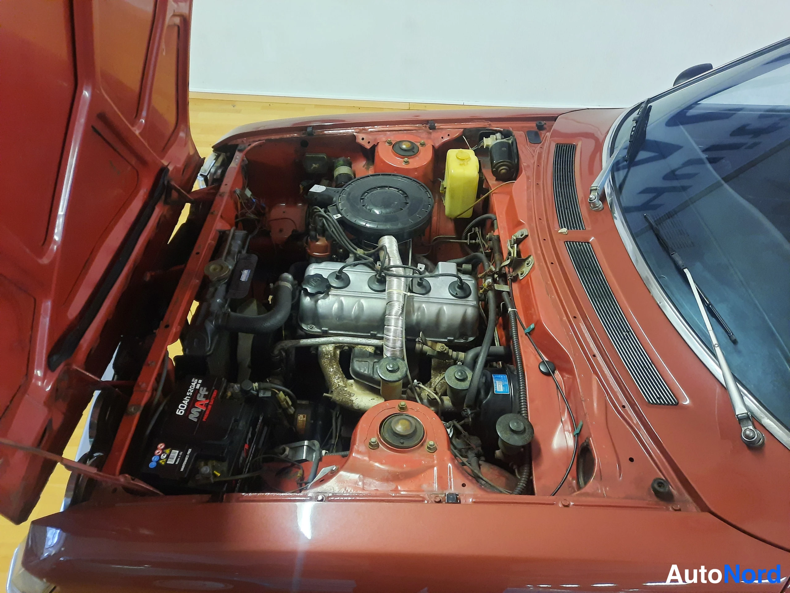 Punainen Toyota Celica 1974, moottoritila, kuva 7