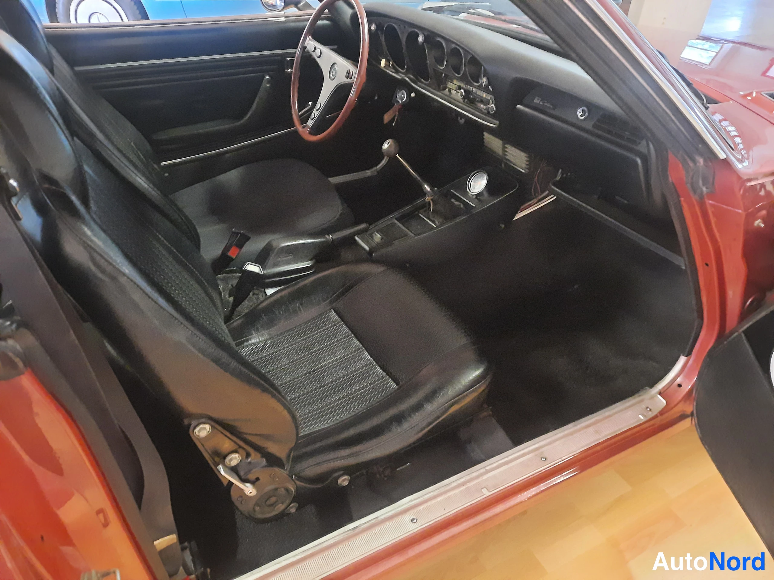 Punainen Toyota Celica 1974, ohjaamo, kuva 4