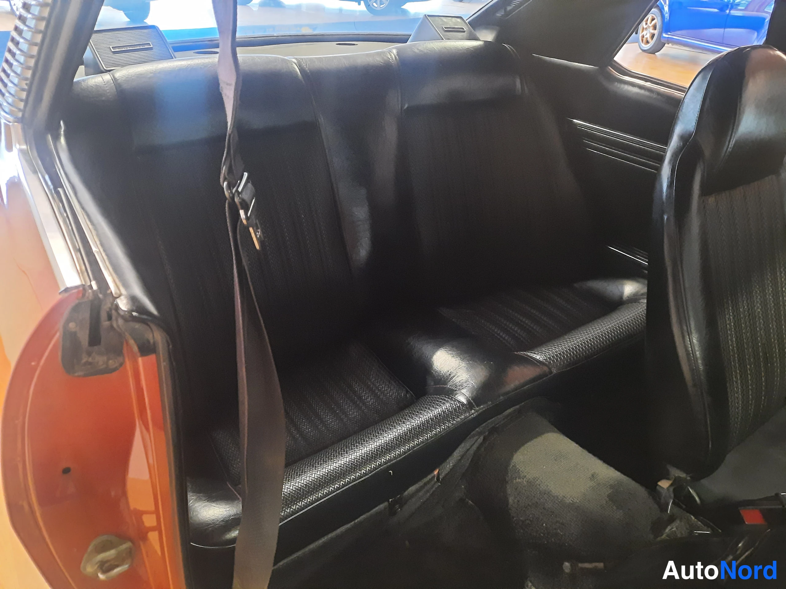 Punainen Toyota Celica 1974, takaistuimet, kuva 6
