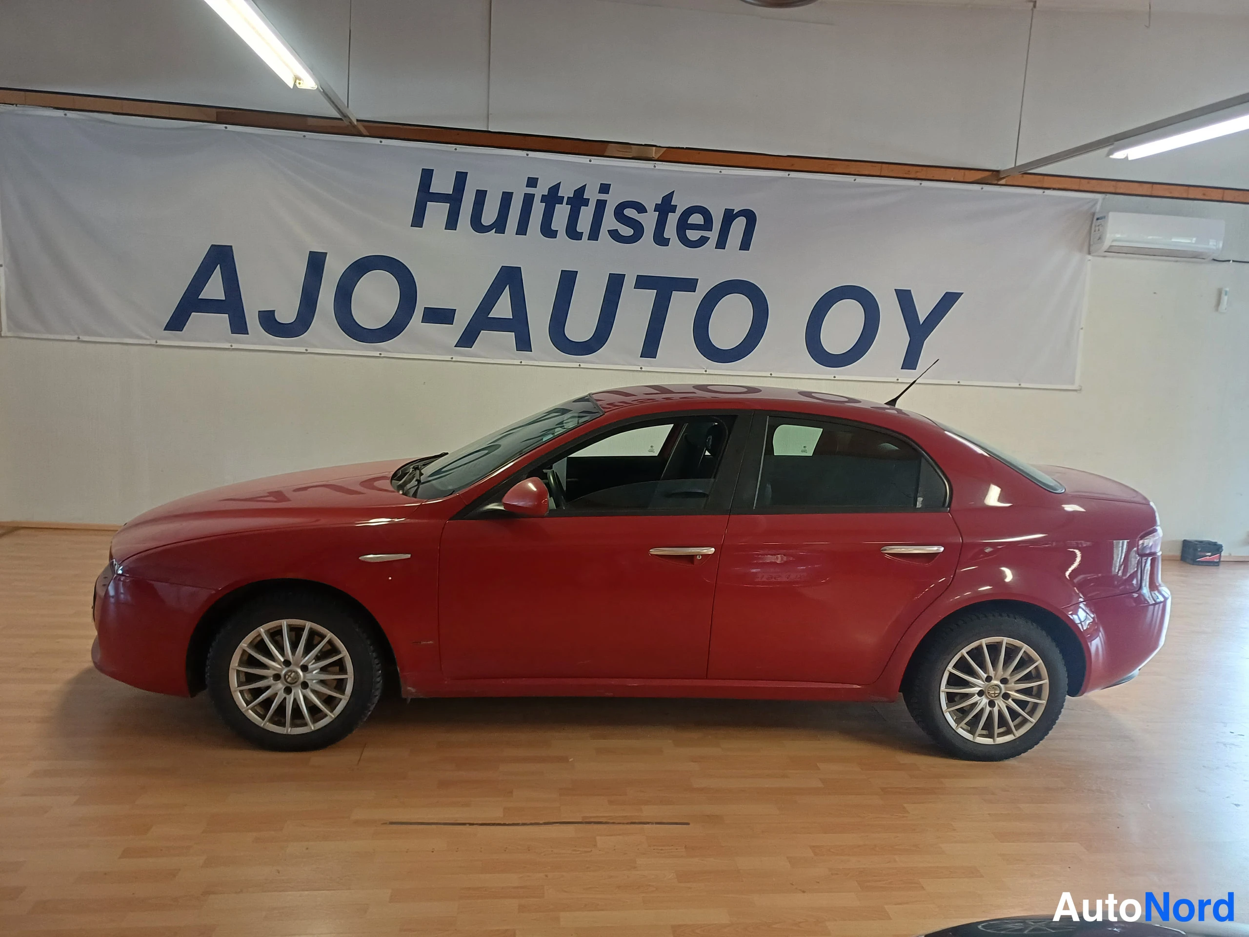 Punainen Alfa Romeo 159 2006, sivulta, kuva 2
