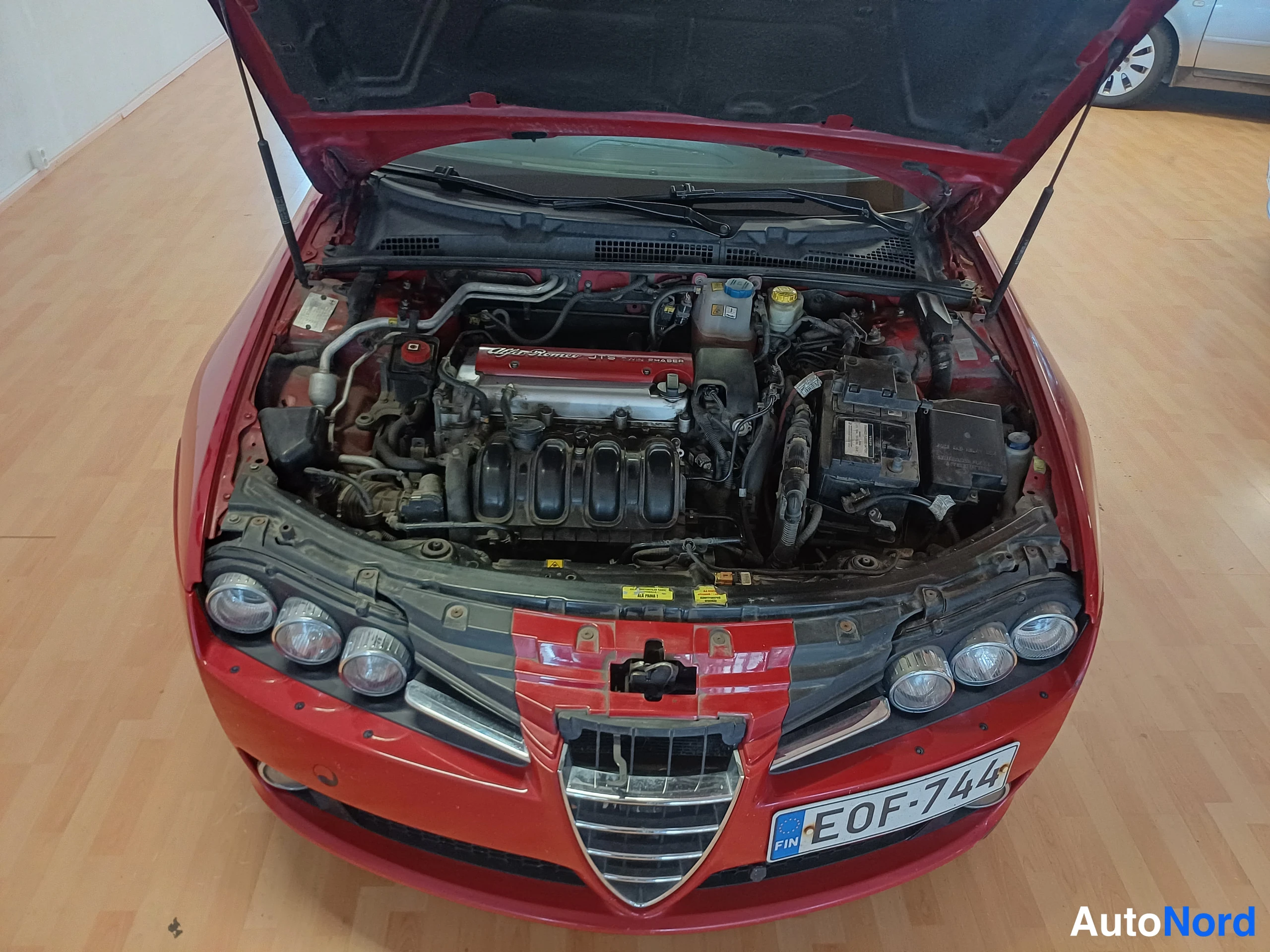 Punainen Alfa Romeo 159 2006, moottoritila, kuva 7