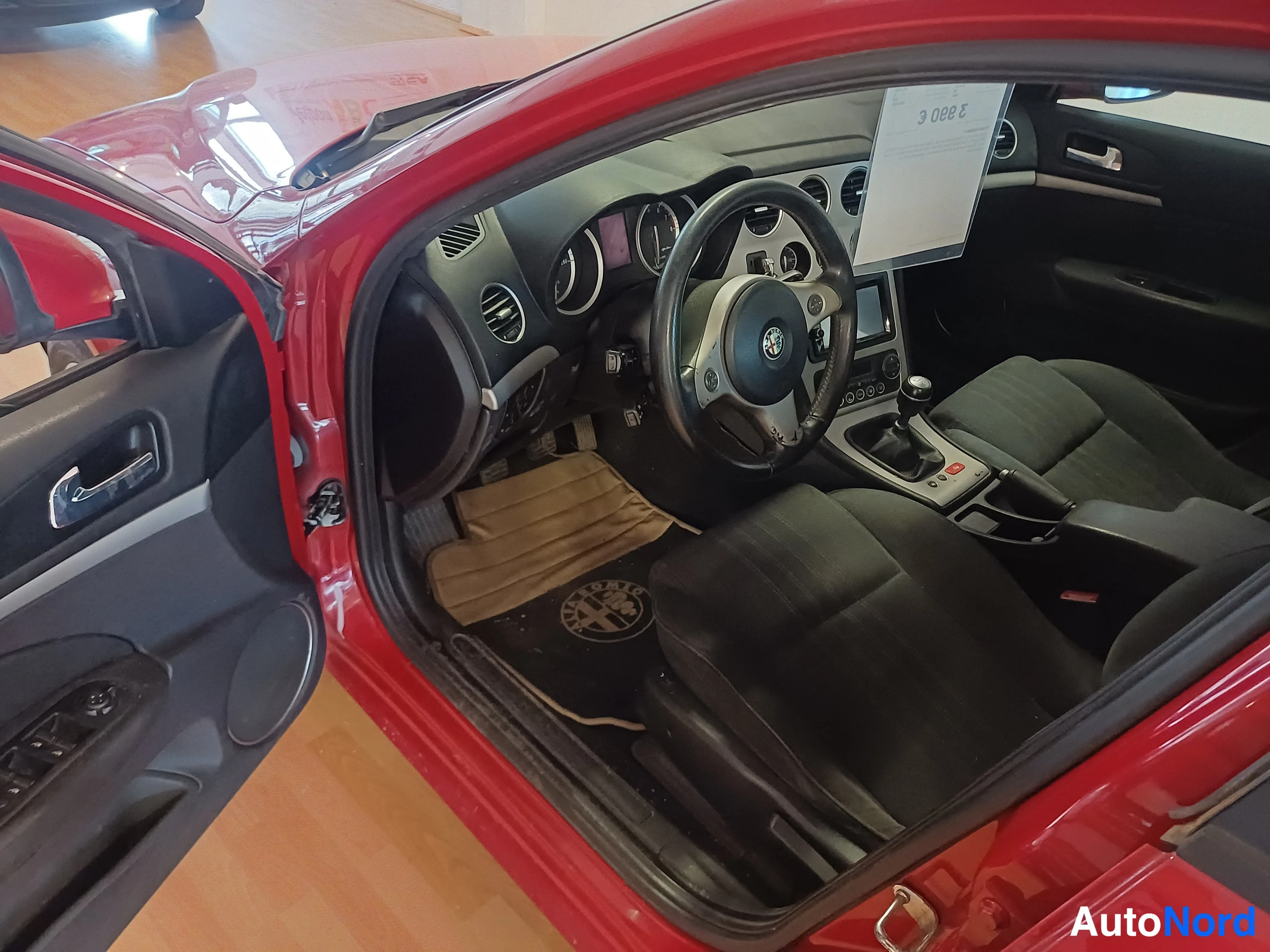 Punainen Alfa Romeo 159 2006, ohjaamo, kuva 5