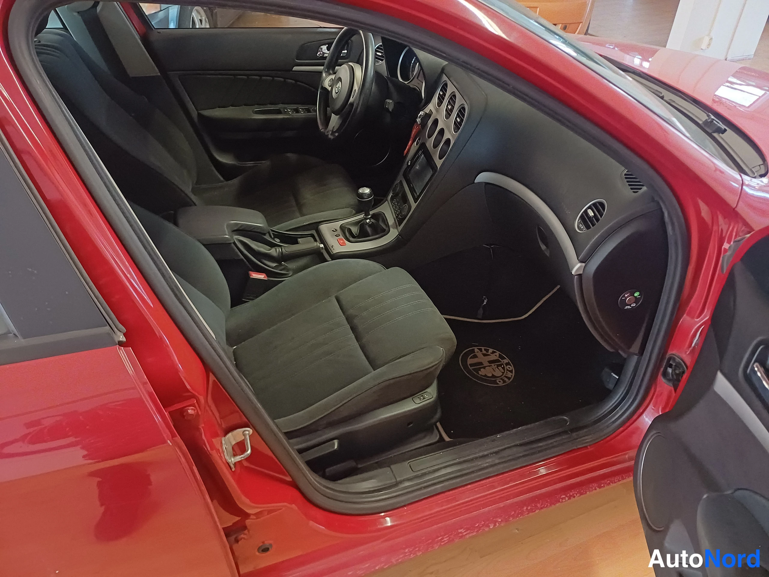 Punainen Alfa Romeo 159 2006, etuistuimet, kuva 6