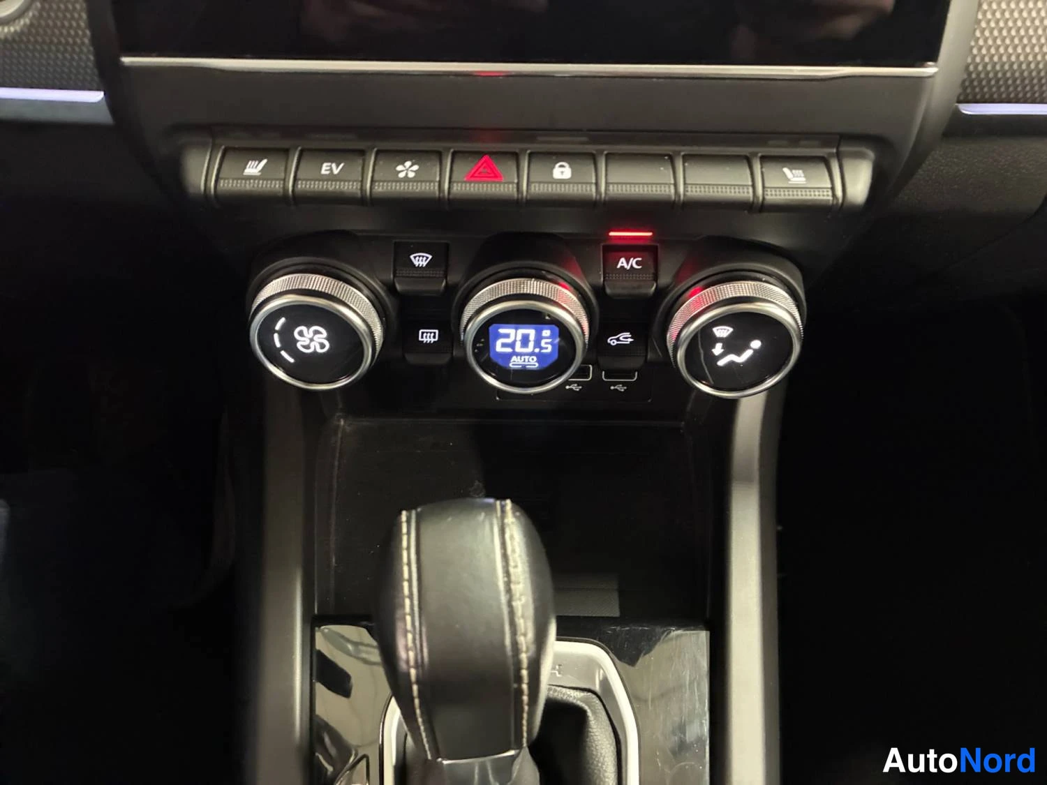 Valkoinen Renault Arkana E-TECH 2022, yksityiskohta, kuva 24