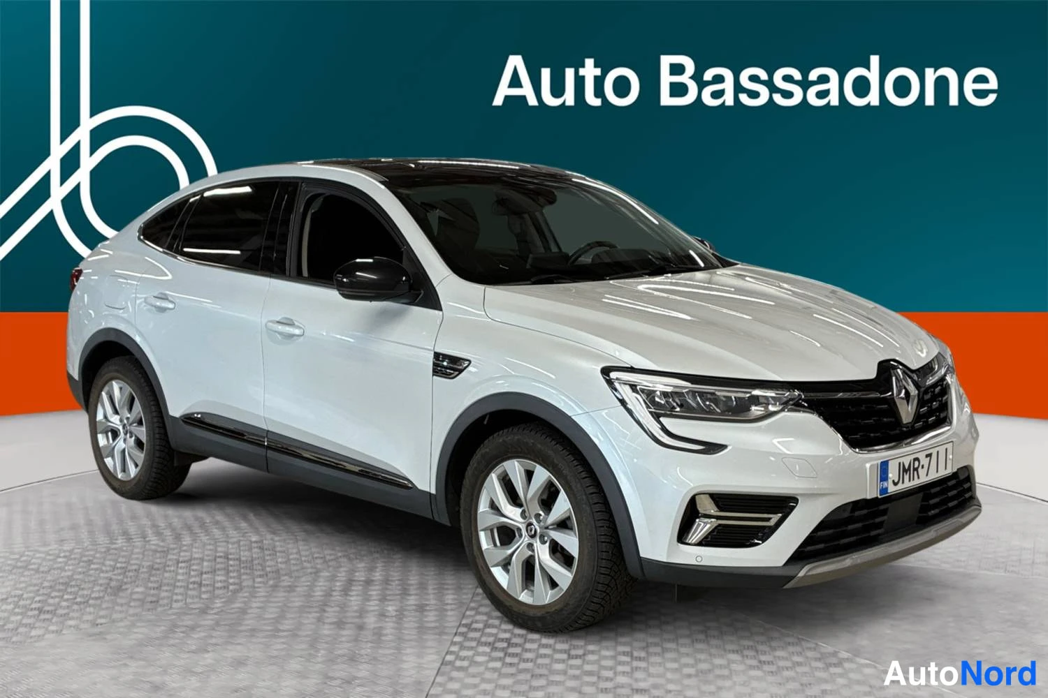 Valkoinen Renault Arkana E-TECH 2022, etuviisto, keula oikealle, kuva 2