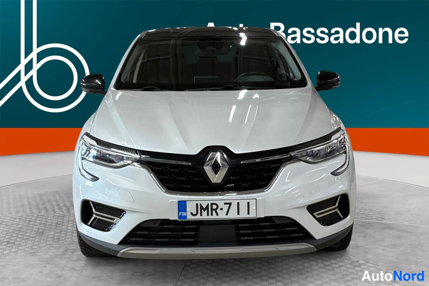 Valkoinen Renault Arkana E-TECH 2022, edestä, kuva 3