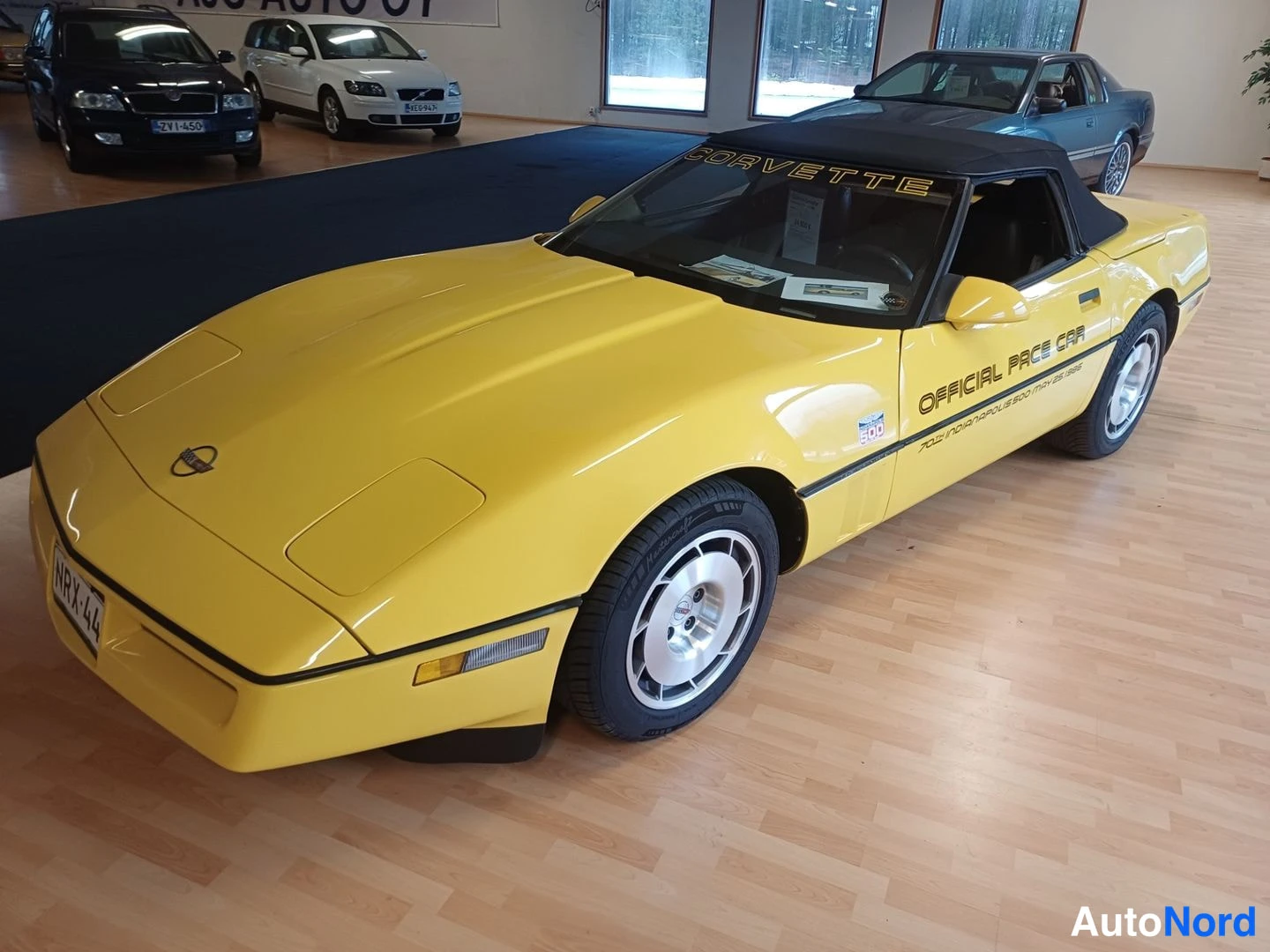 Keltainen Chevrolet Corvette 1986, etuviisto, keula vasemmalle, kuva 2
