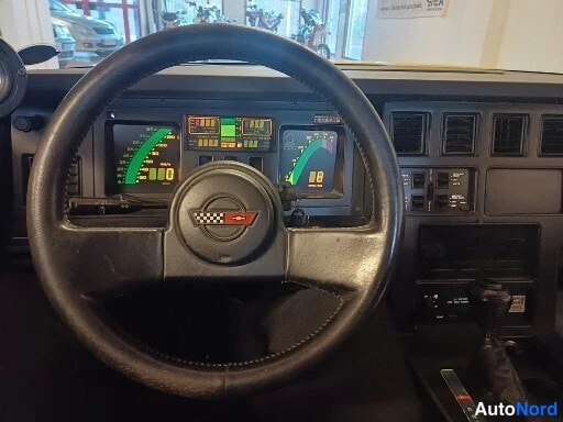 Keltainen Chevrolet Corvette 1986, ohjaamo, kuva 12
