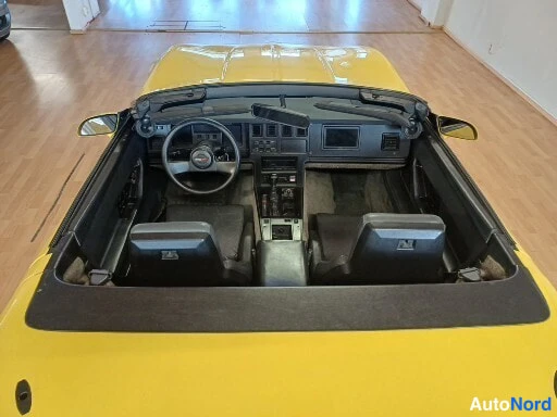Keltainen Chevrolet Corvette 1986, ohjaamo, kuva 13
