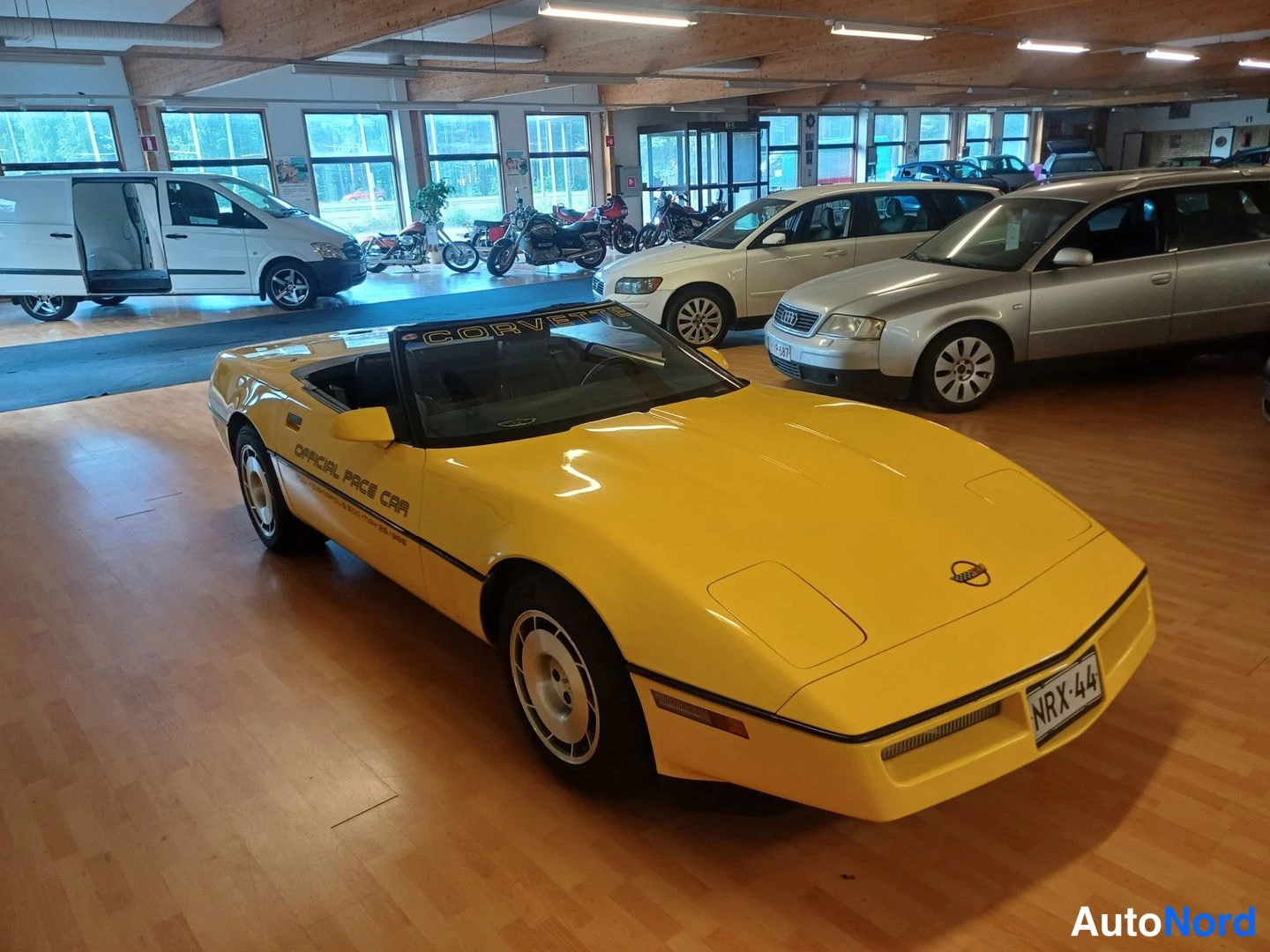 Keltainen Chevrolet Corvette 1986, etuviisto, keula oikealle, kuva 4