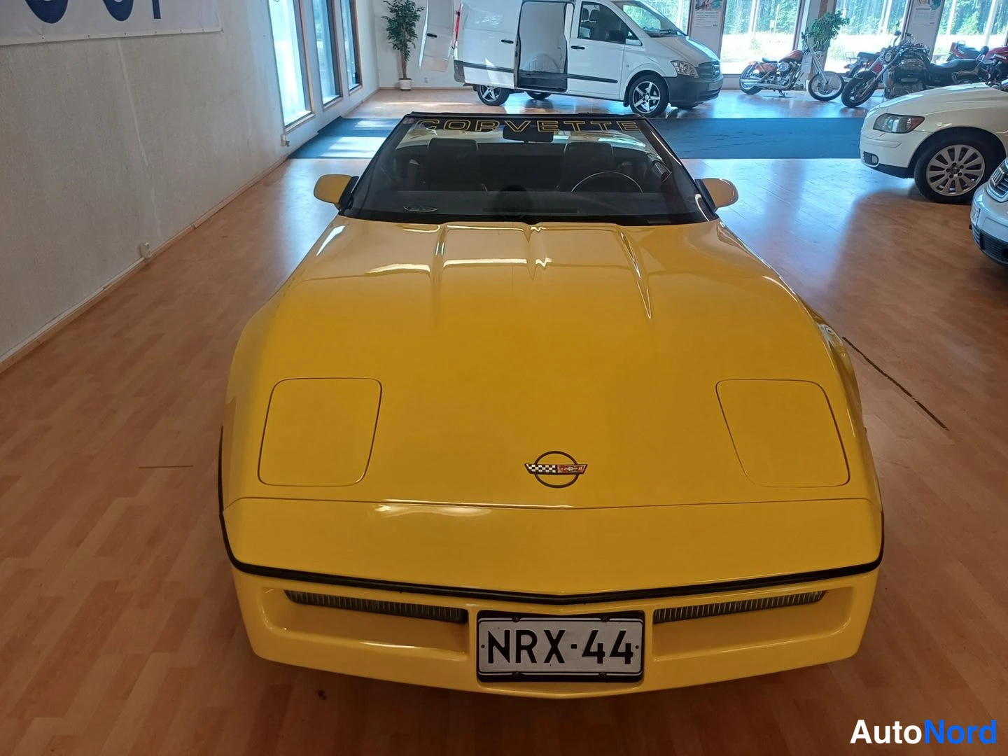 Keltainen Chevrolet Corvette 1986, edestä, kuva 5