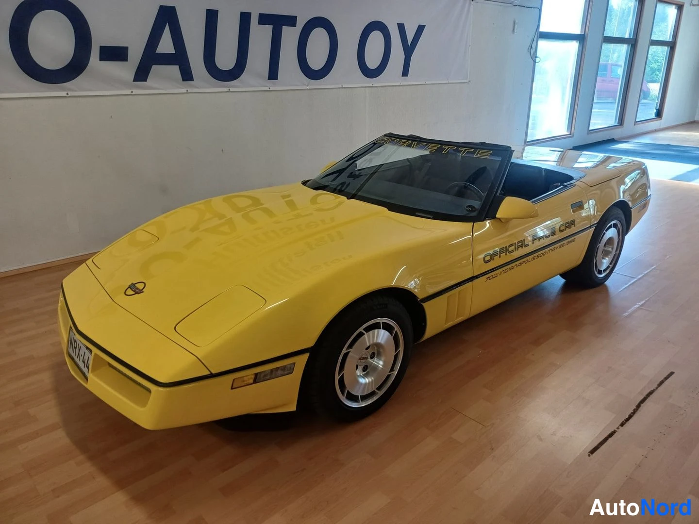 Keltainen Chevrolet Corvette 1986, etuviisto, keula vasemmalle, kuva 3