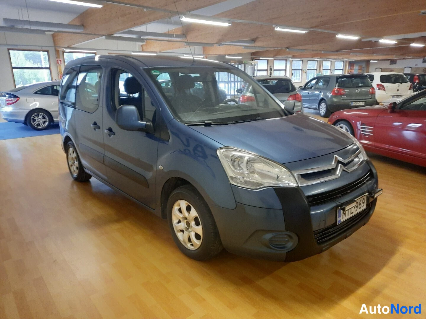 Sininen Citroen Berlingo 2009, etuviisto, keula oikealle, kuva 2