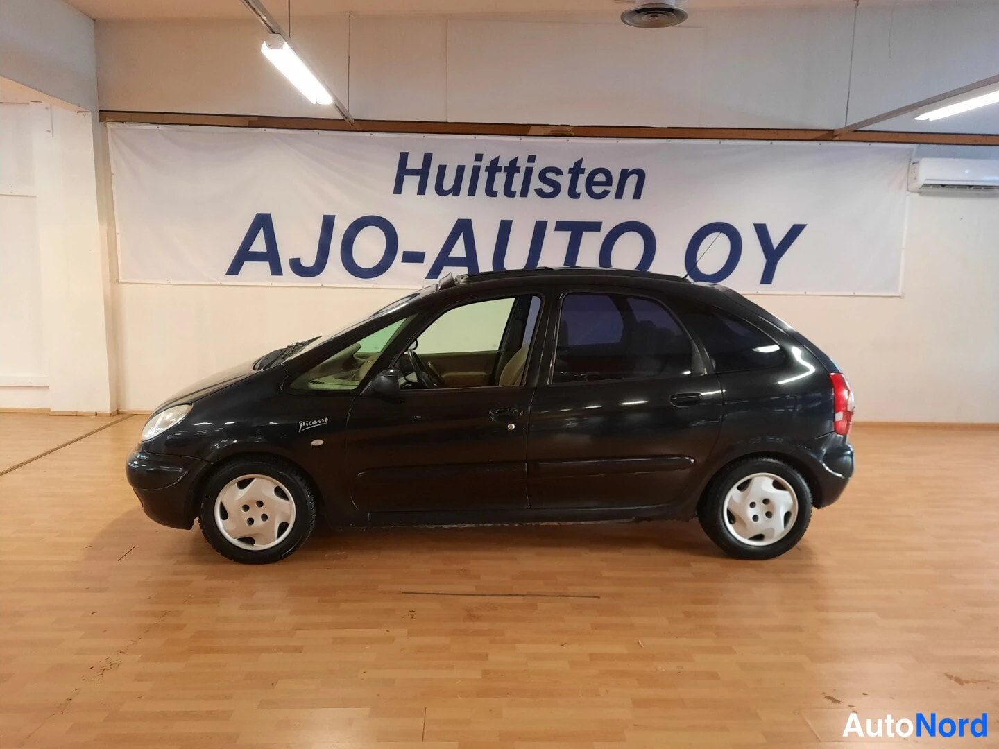 Musta Citroen Xsara Picasso 2002, etuviisto, keula vasemmalle, kuva 2