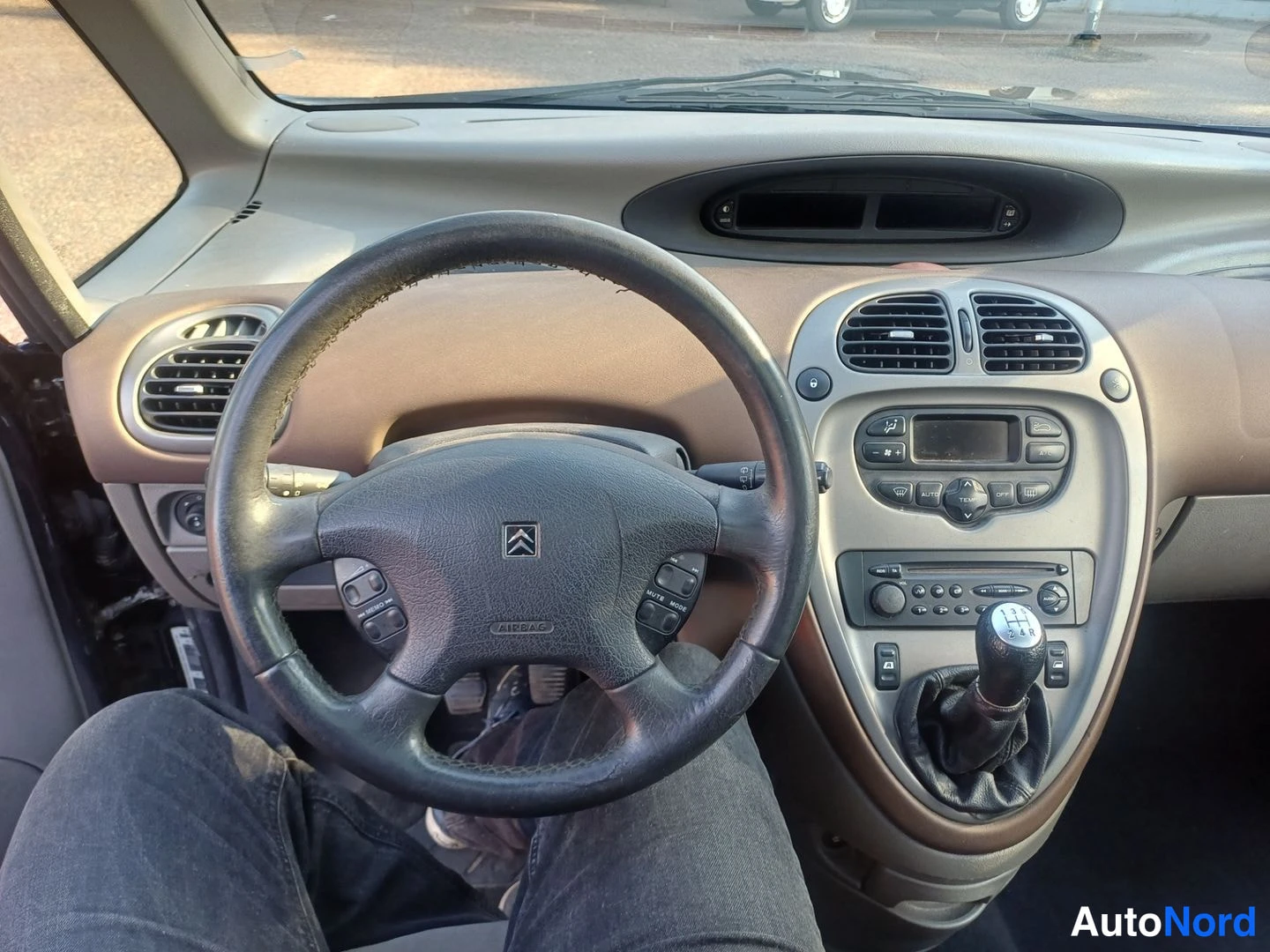 Musta Citroen Xsara Picasso 2002, ohjaamo, kuva 6