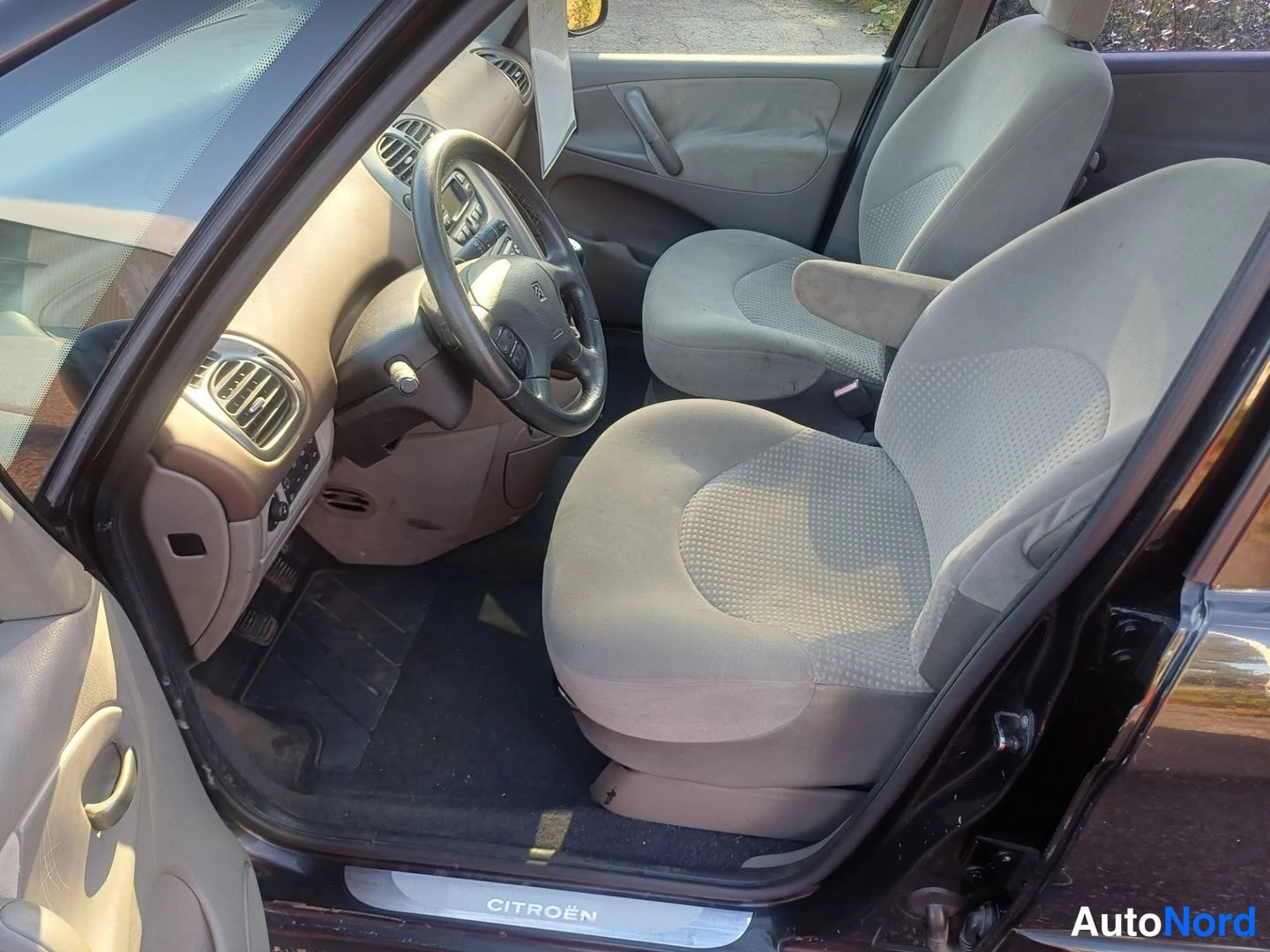Musta Citroen Xsara Picasso 2002, ohjaamo, kuva 5